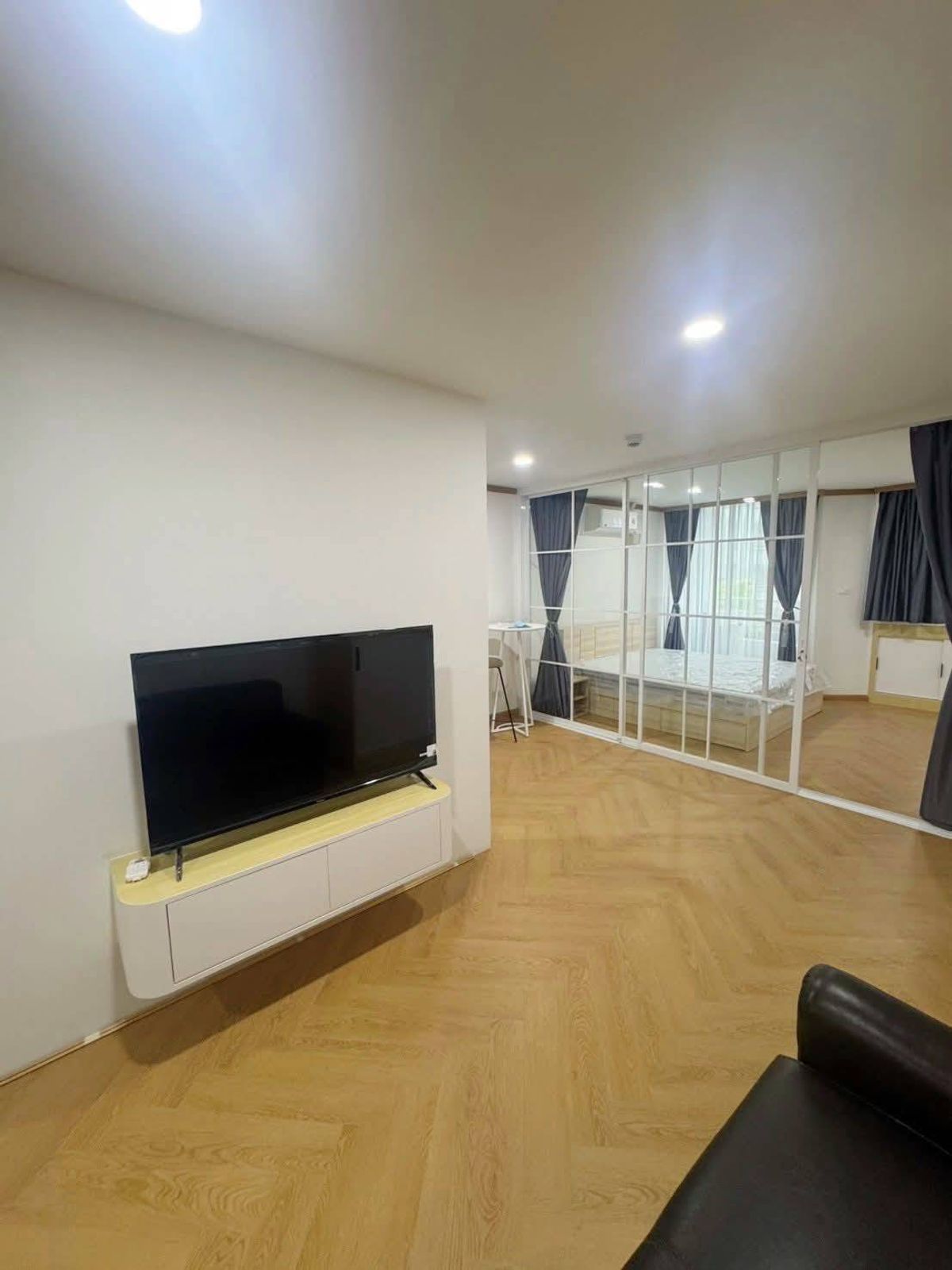 For RentCondoSukhumvit, Asoke, Thonglor : Condo for rent, Supalai Place Sukhumvit 39 BTS Phong, 50 sqm. Large rely on the new renovated, full of Fuji Super Sukhumvit 39