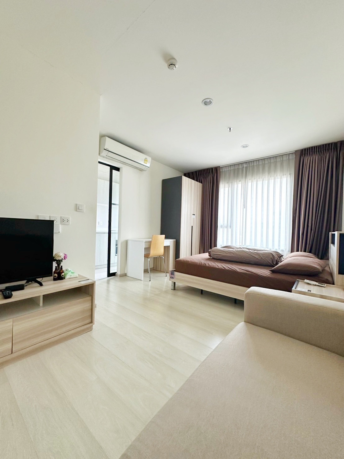 For RentCondoRama9, Petchburi, RCA : Life Asoke, a popular condo attached to MRT Phetchaburi - complete with carrying the bag! 