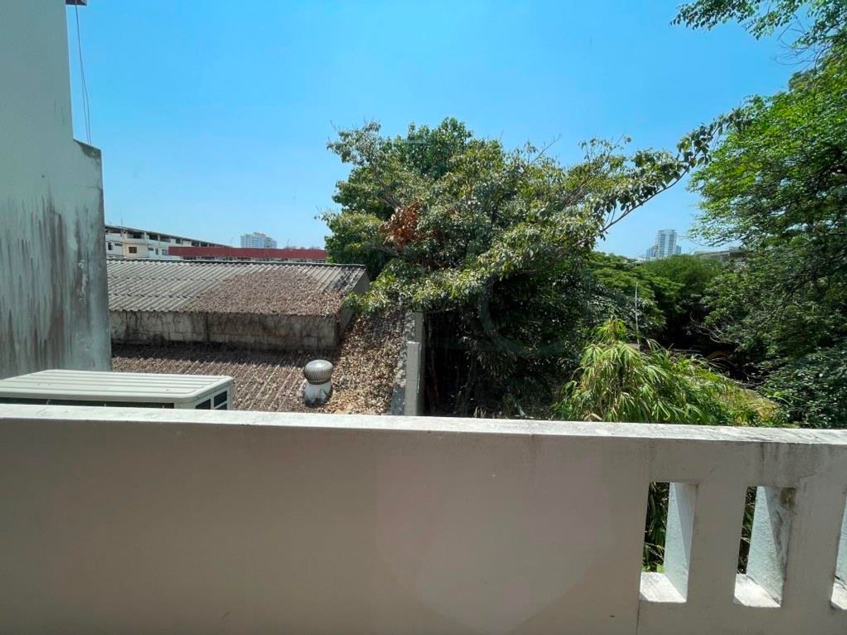 ขายทาวน์โฮมพระราม 3 สาธุประดิษฐ์ : ขาย ทาวน์โฮม หมู่บ้าน Garden house – ติดถนนนนทรี(ระหว่างซอย 26 – 28) – เนื้อที่ดิน 32 ตารางวา  พื้นที่ใช้สอยประมาณ 300-400 ตารางเมตร 4 ชั้น ขนาดประมาณ หน้ากว้าง 6.4 เมตร ลึก 20 เมตร 3 ห้องนอน 1ห้องทำงาน