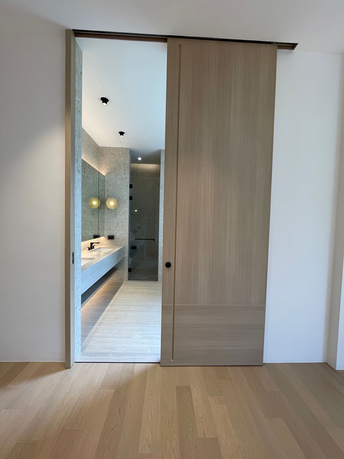 ขายบ้านอารีย์ อนุสาวรีย์ : ขายบ้านเดี่ยวหรูระดับSuper Luxury ใจกลางอารีย์ Vi Ari (วี อารีย์) ขนาด 3.5 ชั้น  มาพร้อมสระว่ายน้ำส่วนตัวและยิมในบ้าน โดดเด่นของดีไซน์ Double Volume ที่ให้ความรู้สึกโอ่โถง และความครบครันของ Facility ส่วนตัวสะดวกสบาย พร้อมระบบ Smart Home และความปลอดภัยสูง