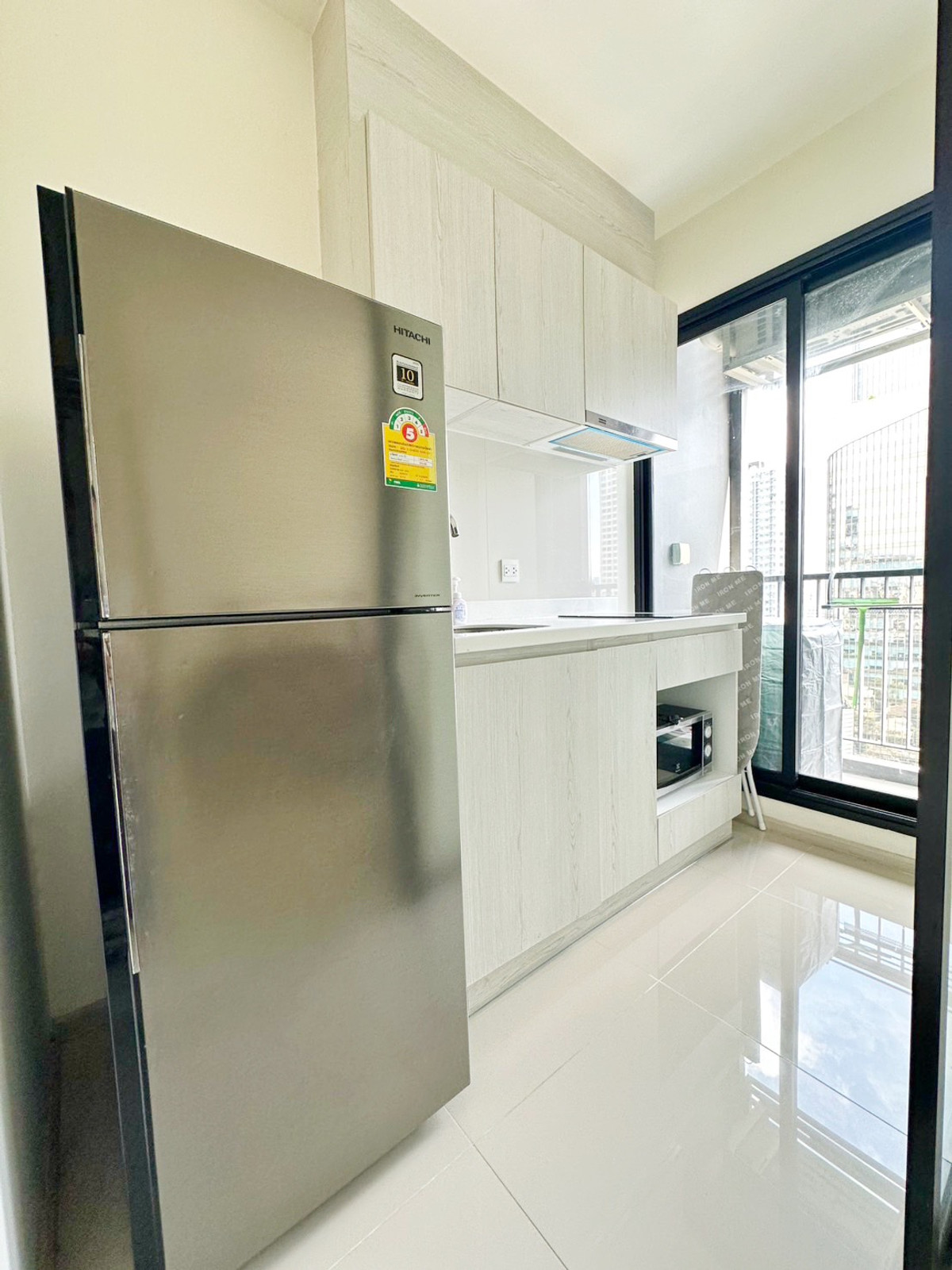 For RentCondoRama9, Petchburi, RCA : Life Asoke, a popular condo attached to MRT Phetchaburi - complete with carrying the bag! 