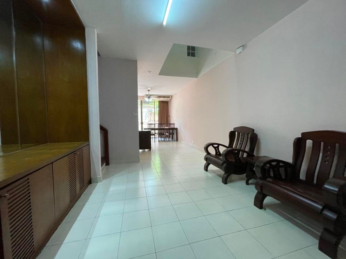 ขายทาวน์โฮมพระราม 3 สาธุประดิษฐ์ : ขาย ทาวน์โฮม หมู่บ้าน Garden house – ติดถนนนนทรี(ระหว่างซอย 26 – 28) – เนื้อที่ดิน 32 ตารางวา  พื้นที่ใช้สอยประมาณ 300-400 ตารางเมตร 4 ชั้น ขนาดประมาณ หน้ากว้าง 6.4 เมตร ลึก 20 เมตร 3 ห้องนอน 1ห้องทำงาน