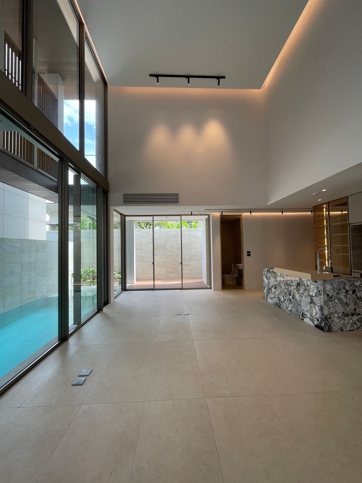 ขายบ้านอารีย์ อนุสาวรีย์ : ขายบ้านเดี่ยวหรูระดับSuper Luxury ใจกลางอารีย์ Vi Ari (วี อารีย์) ขนาด 3.5 ชั้น  มาพร้อมสระว่ายน้ำส่วนตัวและยิมในบ้าน โดดเด่นของดีไซน์ Double Volume ที่ให้ความรู้สึกโอ่โถง และความครบครันของ Facility ส่วนตัวสะดวกสบาย พร้อมระบบ Smart Home และความปลอดภัยสูง