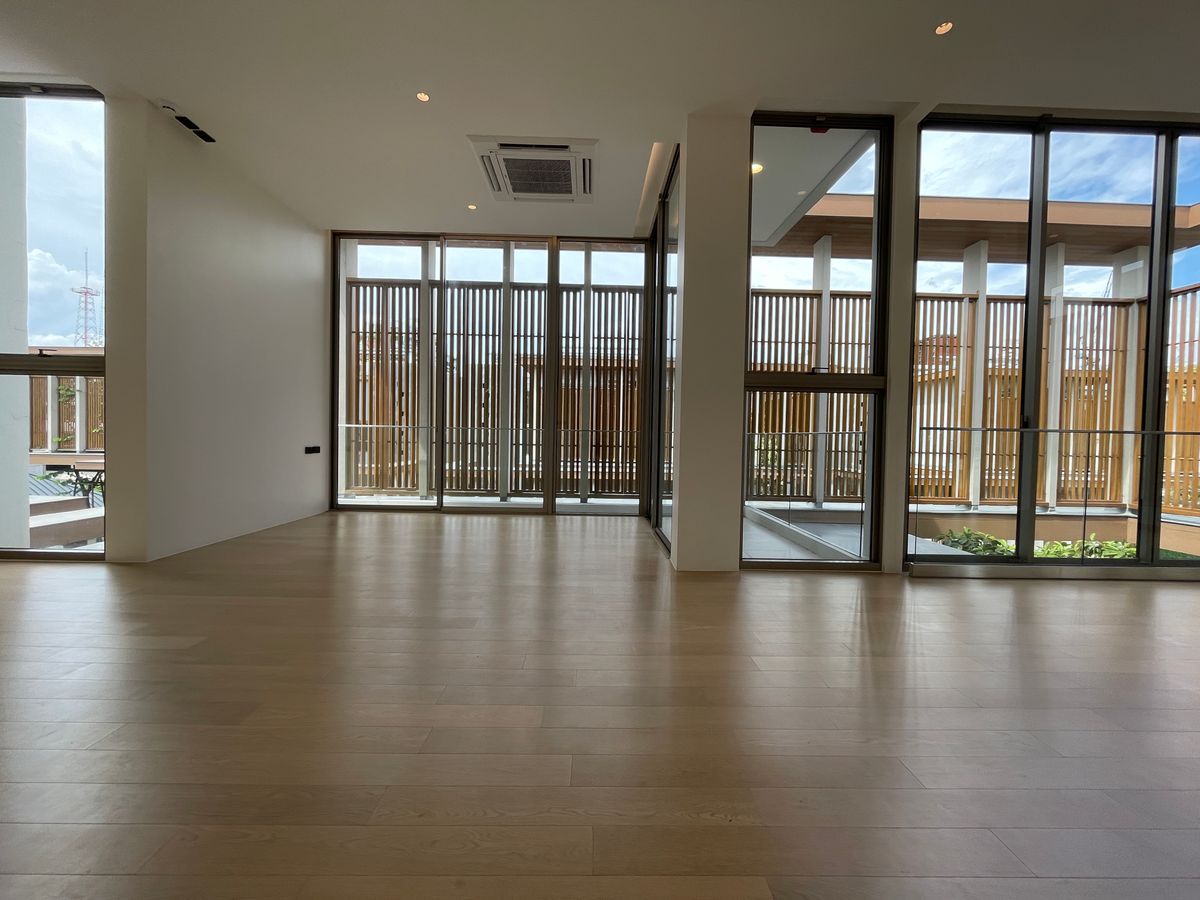 ขายบ้านอารีย์ อนุสาวรีย์ : ขายบ้านเดี่ยวหรูระดับSuper Luxury ใจกลางอารีย์ Vi Ari (วี อารีย์) ขนาด 3.5 ชั้น  มาพร้อมสระว่ายน้ำส่วนตัวและยิมในบ้าน โดดเด่นของดีไซน์ Double Volume ที่ให้ความรู้สึกโอ่โถง และความครบครันของ Facility ส่วนตัวสะดวกสบาย พร้อมระบบ Smart Home และความปลอดภัยสูง