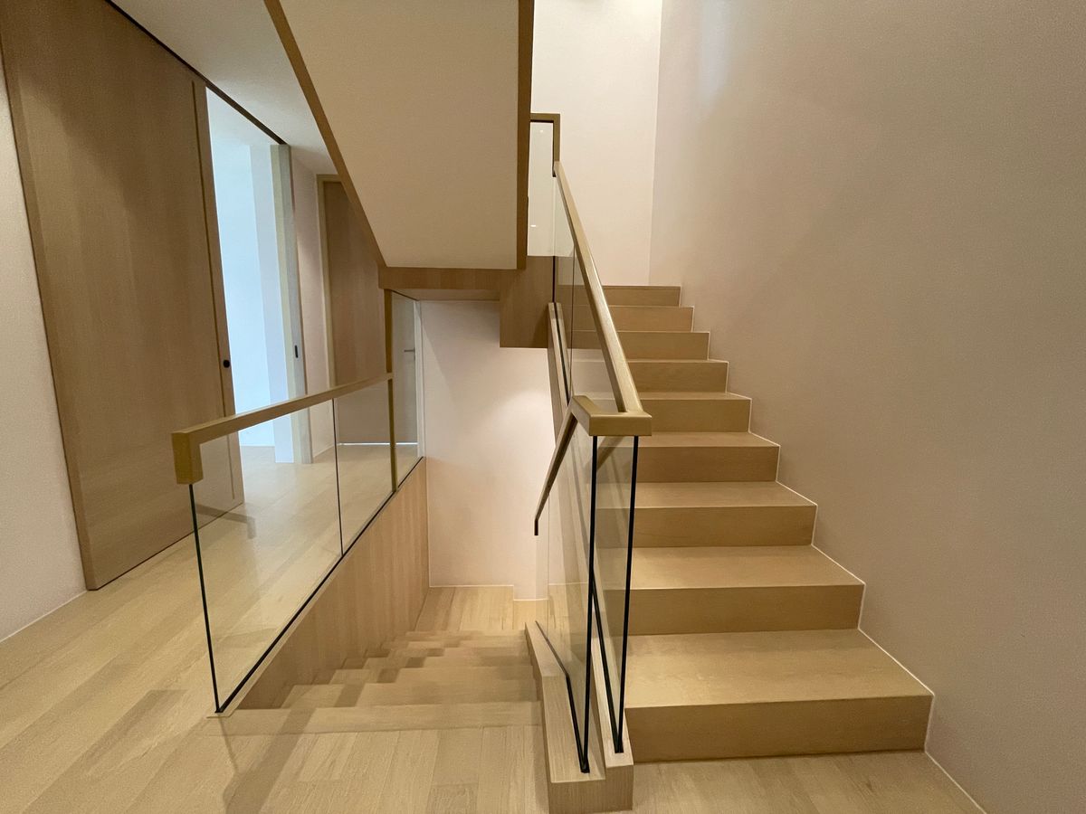 ขายบ้านอารีย์ อนุสาวรีย์ : ขายบ้านเดี่ยวหรูระดับSuper Luxury ใจกลางอารีย์ Vi Ari (วี อารีย์) ขนาด 3.5 ชั้น  มาพร้อมสระว่ายน้ำส่วนตัวและยิมในบ้าน โดดเด่นของดีไซน์ Double Volume ที่ให้ความรู้สึกโอ่โถง และความครบครันของ Facility ส่วนตัวสะดวกสบาย พร้อมระบบ Smart Home และความปลอดภัยสูง