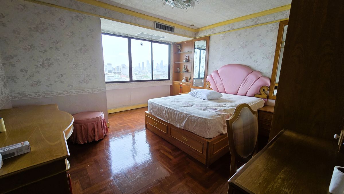 For SaleCondoSilom, Saladaeng, Bangrak : Unbeatable Deal! Only One Unit at This Price! Rare Find in Prime Charoen Krung Location! For Sale: Siphaya River View Condominium – 2 Bedrooms, 2 Bathrooms, 62 SQ.M., in the heart of Bang Rak near the iconic Bumblebee Roundabout!
