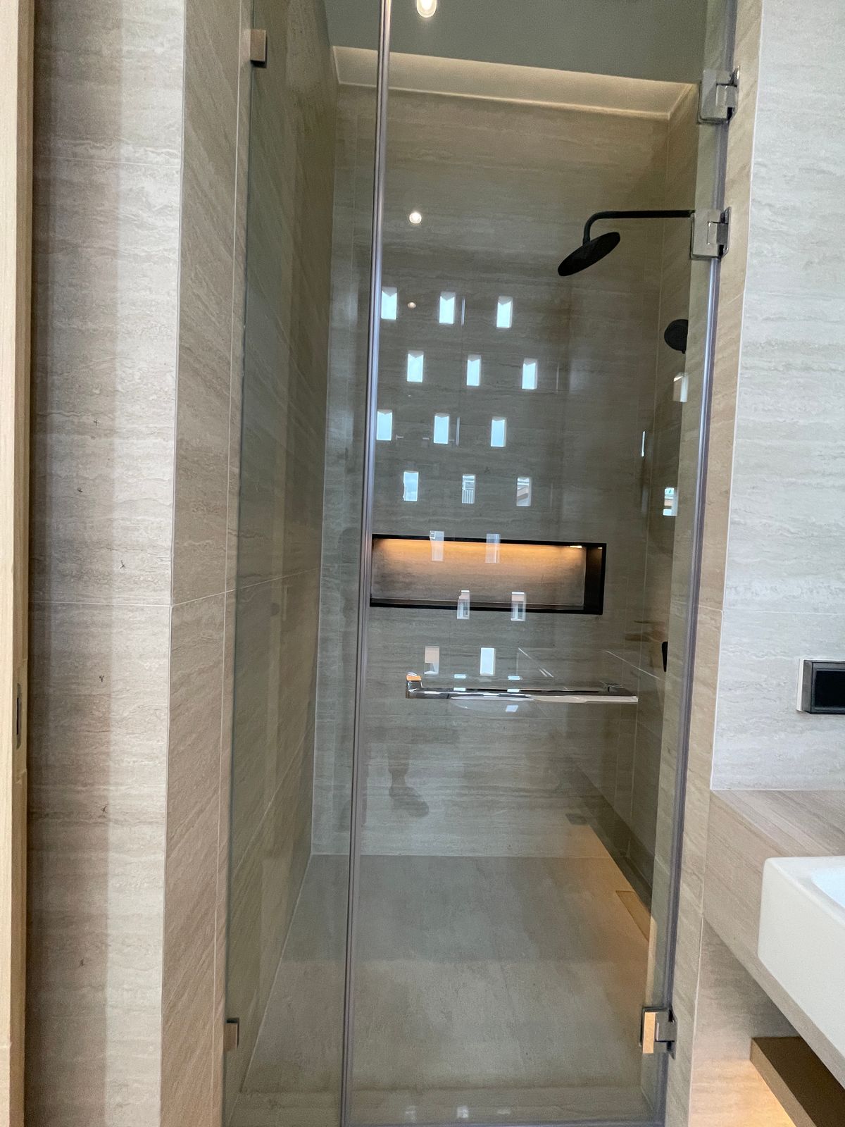 ขายบ้านอารีย์ อนุสาวรีย์ : ขายบ้านเดี่ยวหรูระดับSuper Luxury ใจกลางอารีย์ Vi Ari (วี อารีย์) ขนาด 3.5 ชั้น  มาพร้อมสระว่ายน้ำส่วนตัวและยิมในบ้าน โดดเด่นของดีไซน์ Double Volume ที่ให้ความรู้สึกโอ่โถง และความครบครันของ Facility ส่วนตัวสะดวกสบาย พร้อมระบบ Smart Home และความปลอดภัยสูง