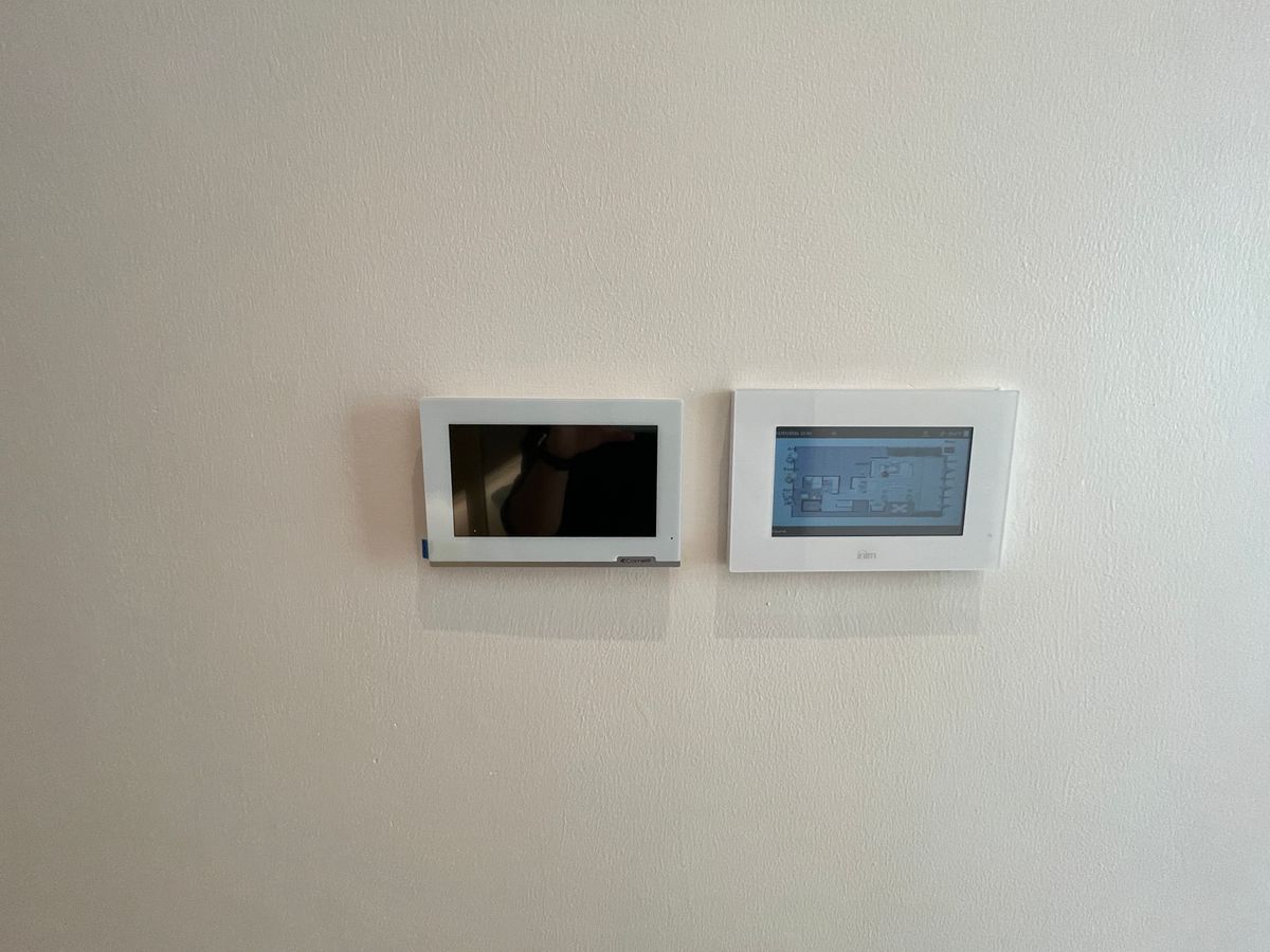 ขายบ้านอารีย์ อนุสาวรีย์ : ขายบ้านเดี่ยวหรูระดับSuper Luxury ใจกลางอารีย์ Vi Ari (วี อารีย์) ขนาด 3.5 ชั้น  มาพร้อมสระว่ายน้ำส่วนตัวและยิมในบ้าน โดดเด่นของดีไซน์ Double Volume ที่ให้ความรู้สึกโอ่โถง และความครบครันของ Facility ส่วนตัวสะดวกสบาย พร้อมระบบ Smart Home และความปลอดภัยสูง