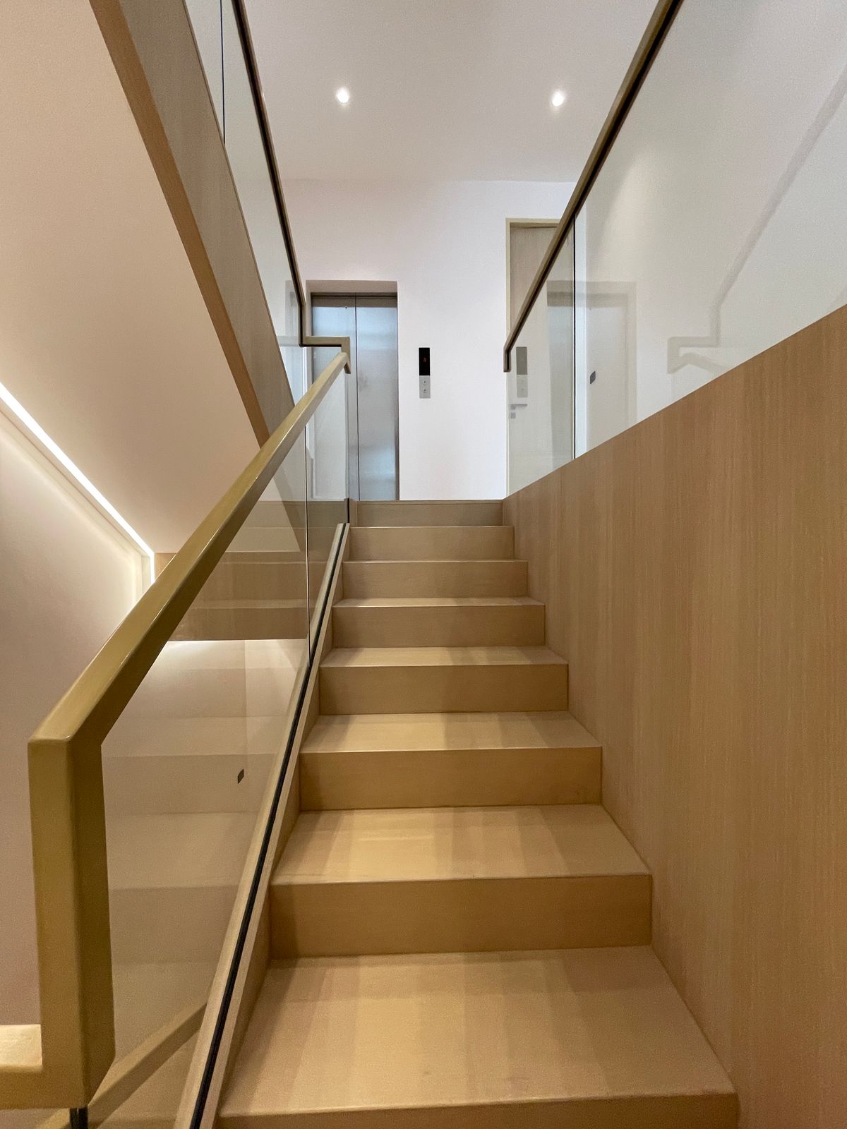 ขายบ้านอารีย์ อนุสาวรีย์ : ขายบ้านเดี่ยวหรูระดับSuper Luxury ใจกลางอารีย์ Vi Ari (วี อารีย์) ขนาด 3.5 ชั้น  มาพร้อมสระว่ายน้ำส่วนตัวและยิมในบ้าน โดดเด่นของดีไซน์ Double Volume ที่ให้ความรู้สึกโอ่โถง และความครบครันของ Facility ส่วนตัวสะดวกสบาย พร้อมระบบ Smart Home และความปลอดภัยสูง