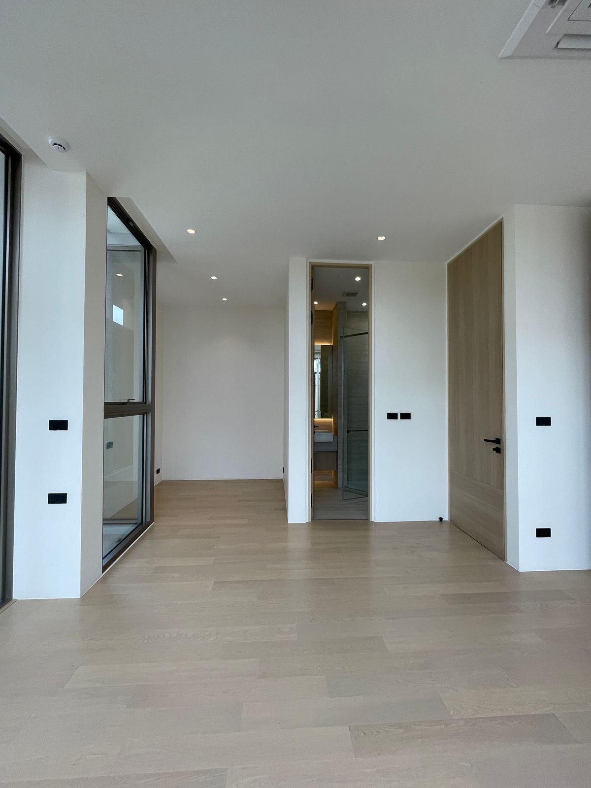 ขายบ้านอารีย์ อนุสาวรีย์ : ขายบ้านเดี่ยวหรูระดับSuper Luxury ใจกลางอารีย์ Vi Ari (วี อารีย์) ขนาด 3.5 ชั้น  มาพร้อมสระว่ายน้ำส่วนตัวและยิมในบ้าน โดดเด่นของดีไซน์ Double Volume ที่ให้ความรู้สึกโอ่โถง และความครบครันของ Facility ส่วนตัวสะดวกสบาย พร้อมระบบ Smart Home และความปลอดภัยสูง