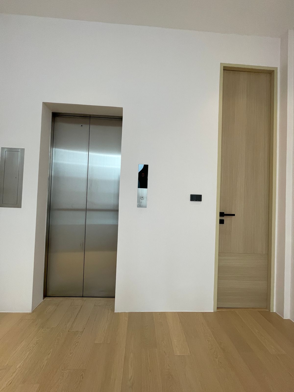 ขายบ้านอารีย์ อนุสาวรีย์ : ขายบ้านเดี่ยวหรูระดับSuper Luxury ใจกลางอารีย์ Vi Ari (วี อารีย์) ขนาด 3.5 ชั้น  มาพร้อมสระว่ายน้ำส่วนตัวและยิมในบ้าน โดดเด่นของดีไซน์ Double Volume ที่ให้ความรู้สึกโอ่โถง และความครบครันของ Facility ส่วนตัวสะดวกสบาย พร้อมระบบ Smart Home และความปลอดภัยสูง