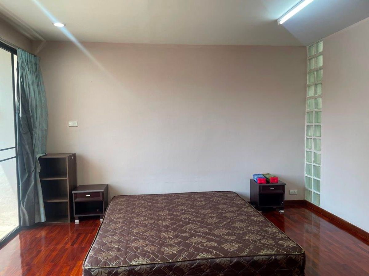 ขายทาวน์โฮมพระราม 3 สาธุประดิษฐ์ : ขาย ทาวน์โฮม หมู่บ้าน Garden house – ติดถนนนนทรี(ระหว่างซอย 26 – 28) – เนื้อที่ดิน 32 ตารางวา  พื้นที่ใช้สอยประมาณ 300-400 ตารางเมตร 4 ชั้น ขนาดประมาณ หน้ากว้าง 6.4 เมตร ลึก 20 เมตร 3 ห้องนอน 1ห้องทำงาน