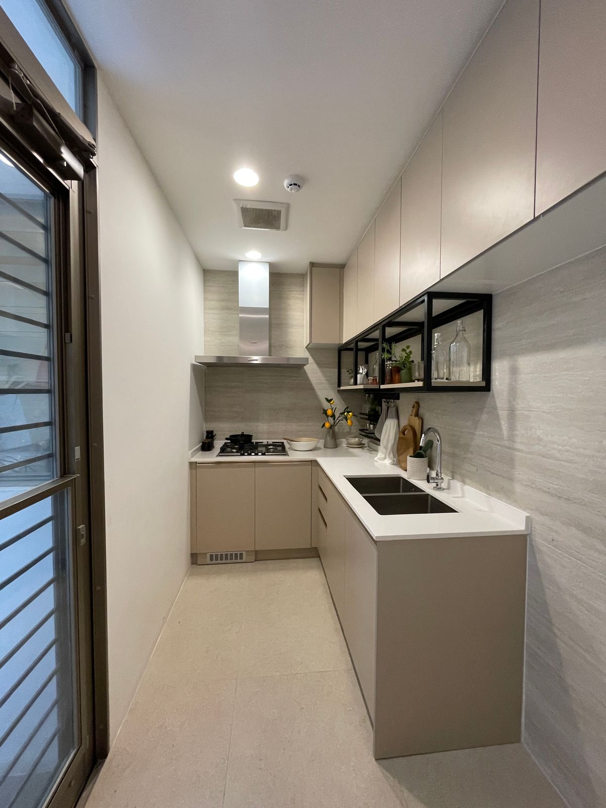 ขายบ้านอารีย์ อนุสาวรีย์ : ขายบ้านเดี่ยวหรูระดับSuper Luxury ใจกลางอารีย์ Vi Ari (วี อารีย์) ขนาด 3.5 ชั้น  มาพร้อมสระว่ายน้ำส่วนตัวและยิมในบ้าน โดดเด่นของดีไซน์ Double Volume ที่ให้ความรู้สึกโอ่โถง และความครบครันของ Facility ส่วนตัวสะดวกสบาย พร้อมระบบ Smart Home และความปลอดภัยสูง