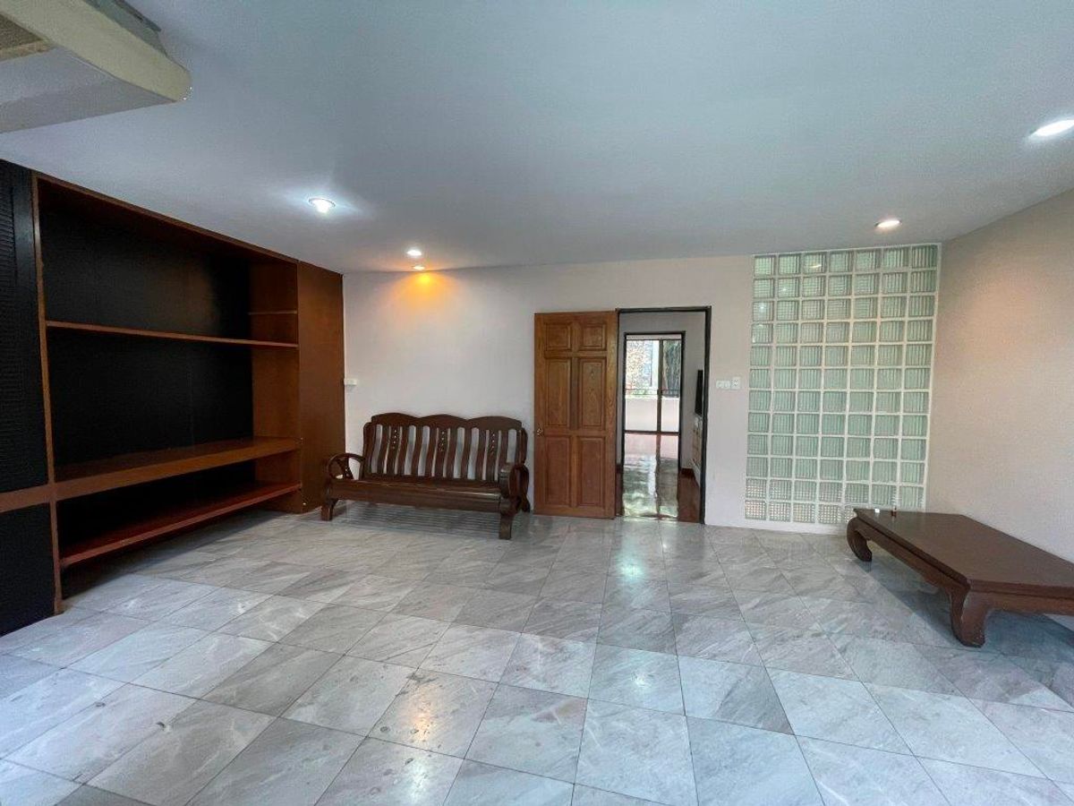 ขายทาวน์โฮมพระราม 3 สาธุประดิษฐ์ : ขาย ทาวน์โฮม หมู่บ้าน Garden house – ติดถนนนนทรี(ระหว่างซอย 26 – 28) – เนื้อที่ดิน 32 ตารางวา  พื้นที่ใช้สอยประมาณ 300-400 ตารางเมตร 4 ชั้น ขนาดประมาณ หน้ากว้าง 6.4 เมตร ลึก 20 เมตร 3 ห้องนอน 1ห้องทำงาน