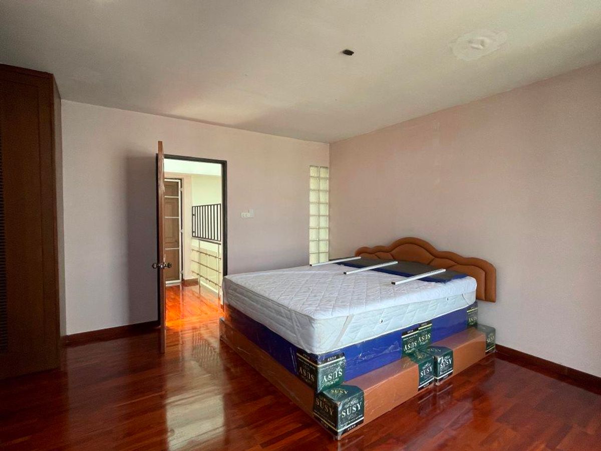 ขายทาวน์โฮมพระราม 3 สาธุประดิษฐ์ : ขาย ทาวน์โฮม หมู่บ้าน Garden house – ติดถนนนนทรี(ระหว่างซอย 26 – 28) – เนื้อที่ดิน 32 ตารางวา  พื้นที่ใช้สอยประมาณ 300-400 ตารางเมตร 4 ชั้น ขนาดประมาณ หน้ากว้าง 6.4 เมตร ลึก 20 เมตร 3 ห้องนอน 1ห้องทำงาน