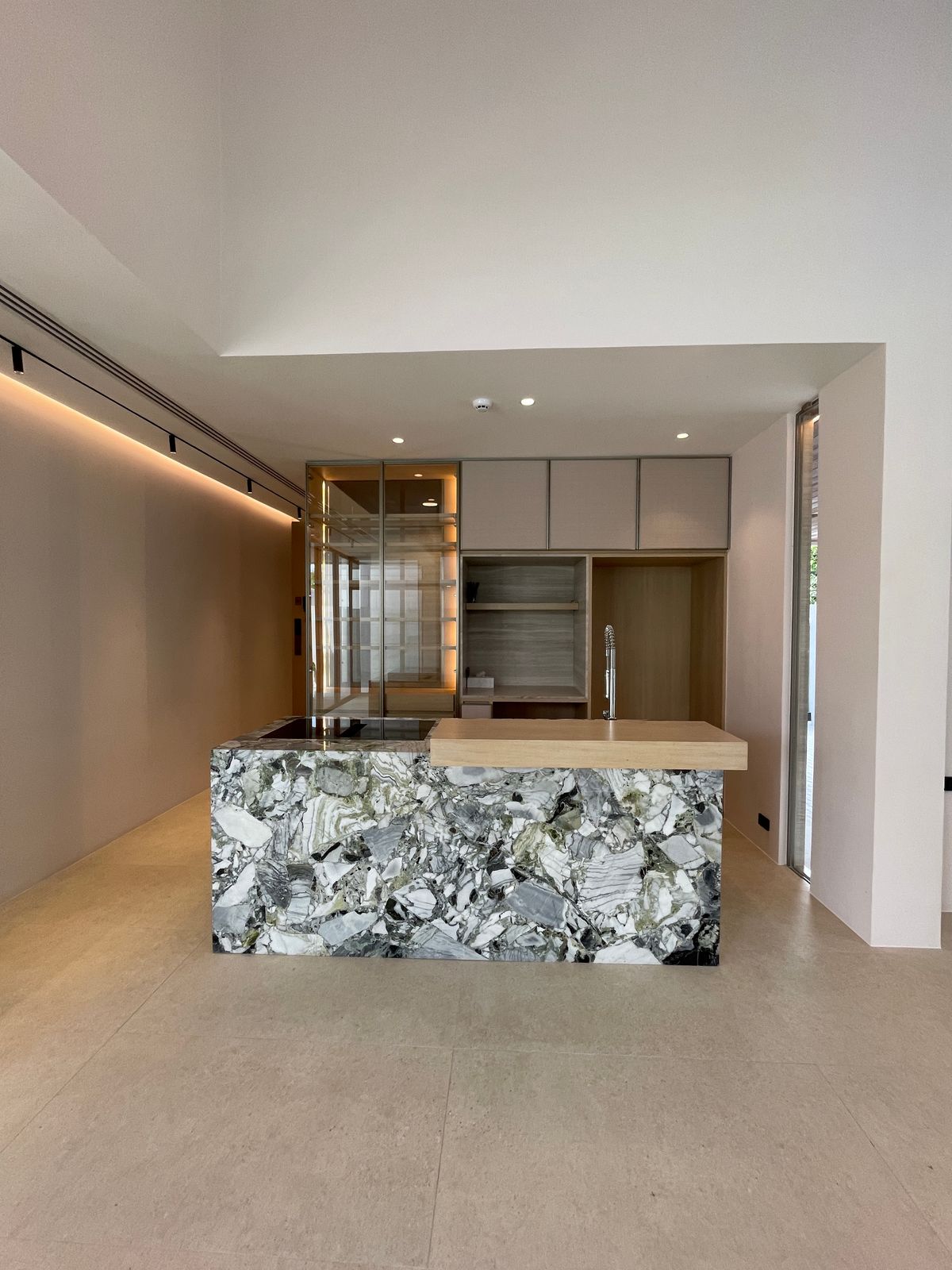 ขายบ้านอารีย์ อนุสาวรีย์ : ขายบ้านเดี่ยวหรูระดับSuper Luxury ใจกลางอารีย์ Vi Ari (วี อารีย์) ขนาด 3.5 ชั้น  มาพร้อมสระว่ายน้ำส่วนตัวและยิมในบ้าน โดดเด่นของดีไซน์ Double Volume ที่ให้ความรู้สึกโอ่โถง และความครบครันของ Facility ส่วนตัวสะดวกสบาย พร้อมระบบ Smart Home และความปลอดภัยสูง