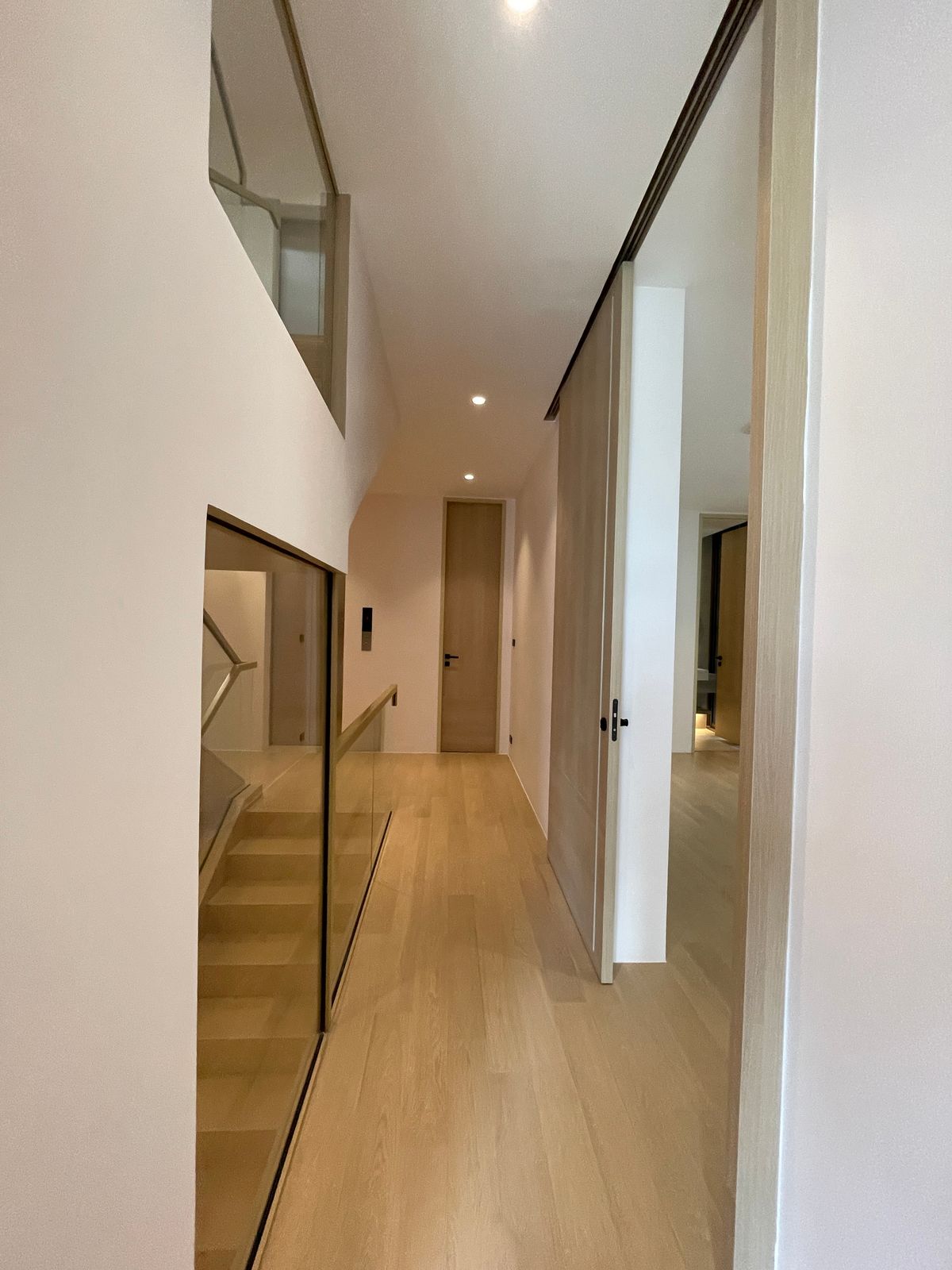 ขายบ้านอารีย์ อนุสาวรีย์ : ขายบ้านเดี่ยวหรูระดับSuper Luxury ใจกลางอารีย์ Vi Ari (วี อารีย์) ขนาด 3.5 ชั้น  มาพร้อมสระว่ายน้ำส่วนตัวและยิมในบ้าน โดดเด่นของดีไซน์ Double Volume ที่ให้ความรู้สึกโอ่โถง และความครบครันของ Facility ส่วนตัวสะดวกสบาย พร้อมระบบ Smart Home และความปลอดภัยสูง