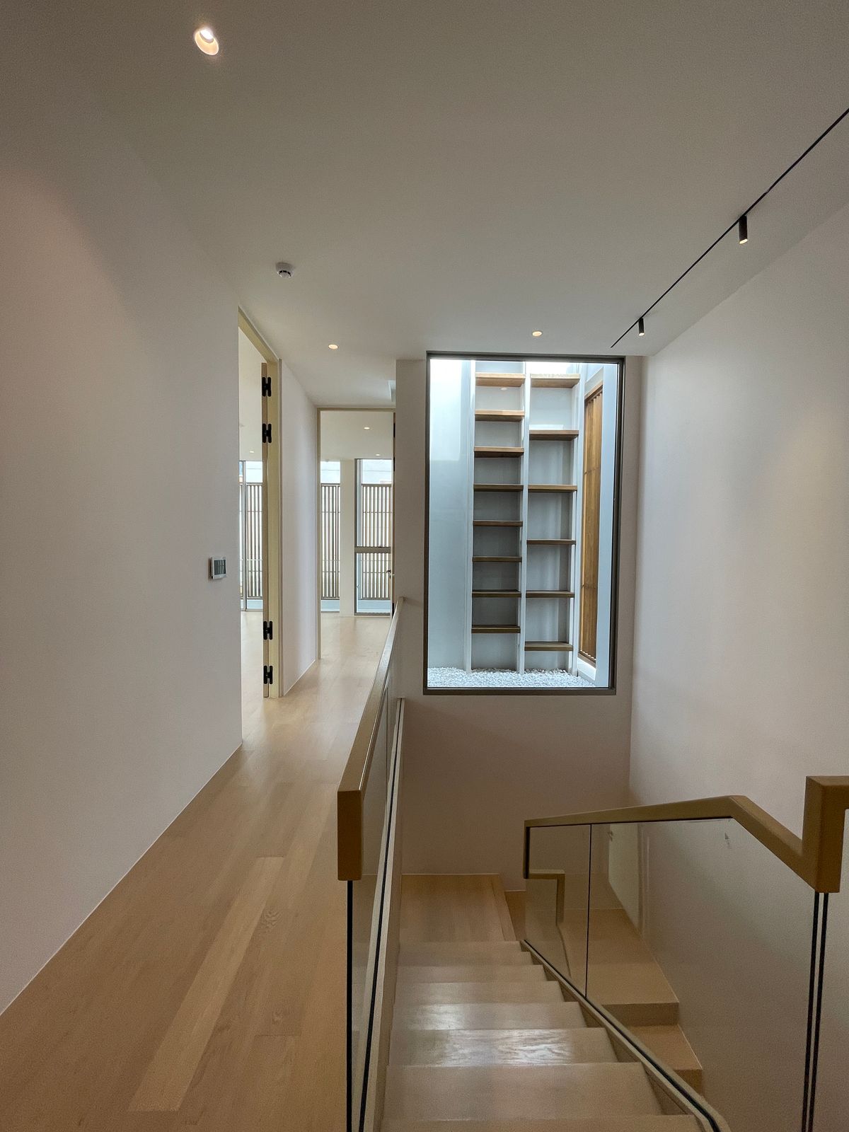 ขายบ้านอารีย์ อนุสาวรีย์ : ขายบ้านเดี่ยวหรูระดับSuper Luxury ใจกลางอารีย์ Vi Ari (วี อารีย์) ขนาด 3.5 ชั้น  มาพร้อมสระว่ายน้ำส่วนตัวและยิมในบ้าน โดดเด่นของดีไซน์ Double Volume ที่ให้ความรู้สึกโอ่โถง และความครบครันของ Facility ส่วนตัวสะดวกสบาย พร้อมระบบ Smart Home และความปลอดภัยสูง