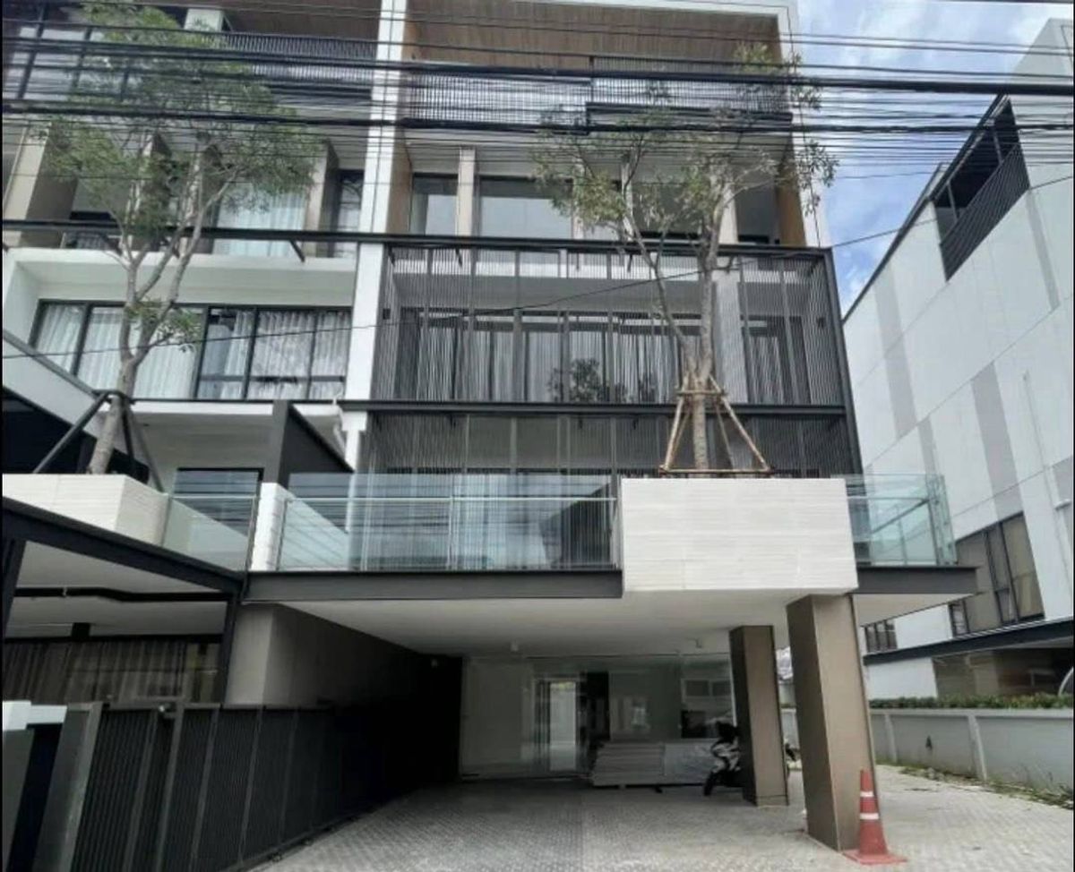 ให้เช่าโฮมออฟฟิศพระราม 9 เพชรบุรีตัดใหม่ RCA : 🔆**For Rent :The Element Rama 9 - หลัง The nine  560 sqm มีลิฟท์ ว่างพร้อมอยู่**🔆