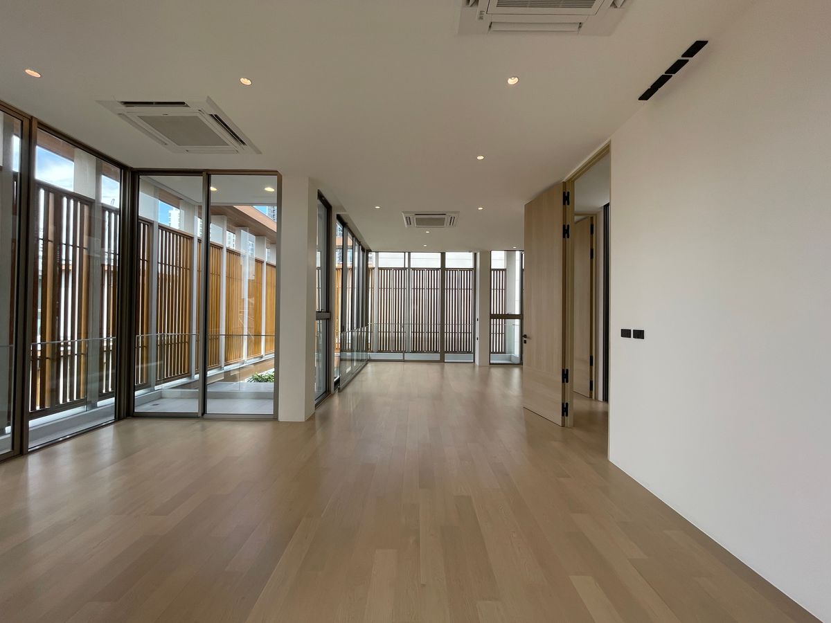 ขายบ้านอารีย์ อนุสาวรีย์ : ขายบ้านเดี่ยวหรูระดับSuper Luxury ใจกลางอารีย์ Vi Ari (วี อารีย์) ขนาด 3.5 ชั้น  มาพร้อมสระว่ายน้ำส่วนตัวและยิมในบ้าน โดดเด่นของดีไซน์ Double Volume ที่ให้ความรู้สึกโอ่โถง และความครบครันของ Facility ส่วนตัวสะดวกสบาย พร้อมระบบ Smart Home และความปลอดภัยสูง