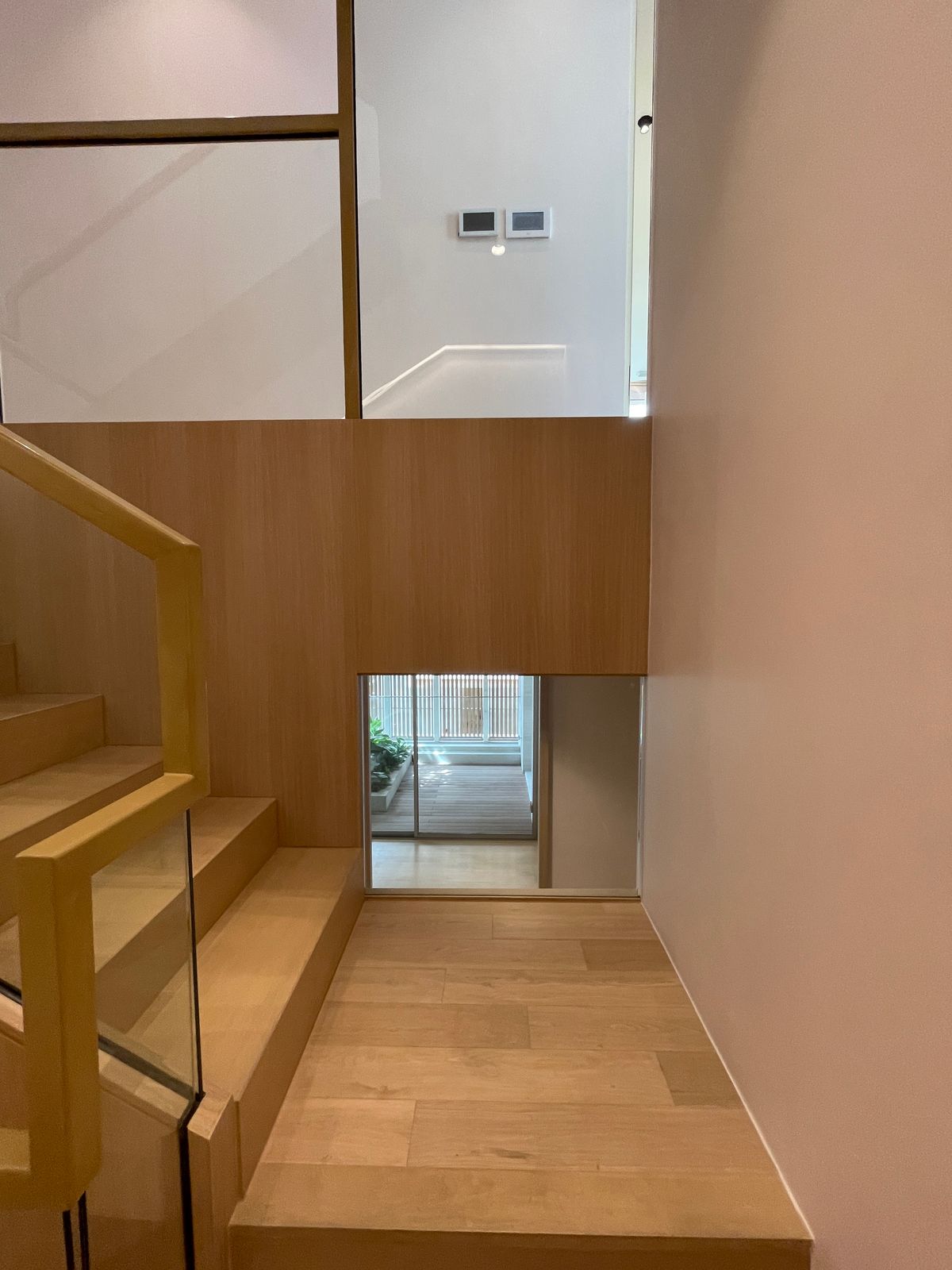 ขายบ้านอารีย์ อนุสาวรีย์ : ขายบ้านเดี่ยวหรูระดับSuper Luxury ใจกลางอารีย์ Vi Ari (วี อารีย์) ขนาด 3.5 ชั้น  มาพร้อมสระว่ายน้ำส่วนตัวและยิมในบ้าน โดดเด่นของดีไซน์ Double Volume ที่ให้ความรู้สึกโอ่โถง และความครบครันของ Facility ส่วนตัวสะดวกสบาย พร้อมระบบ Smart Home และความปลอดภัยสูง