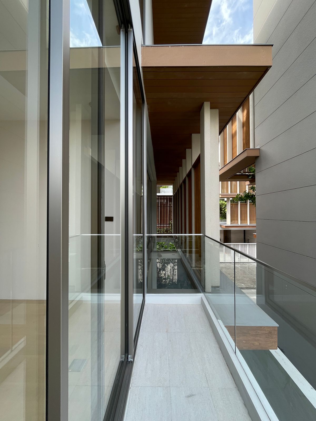 ขายบ้านอารีย์ อนุสาวรีย์ : ขายบ้านเดี่ยวหรูระดับSuper Luxury ใจกลางอารีย์ Vi Ari (วี อารีย์) ขนาด 3.5 ชั้น  มาพร้อมสระว่ายน้ำส่วนตัวและยิมในบ้าน โดดเด่นของดีไซน์ Double Volume ที่ให้ความรู้สึกโอ่โถง และความครบครันของ Facility ส่วนตัวสะดวกสบาย พร้อมระบบ Smart Home และความปลอดภัยสูง