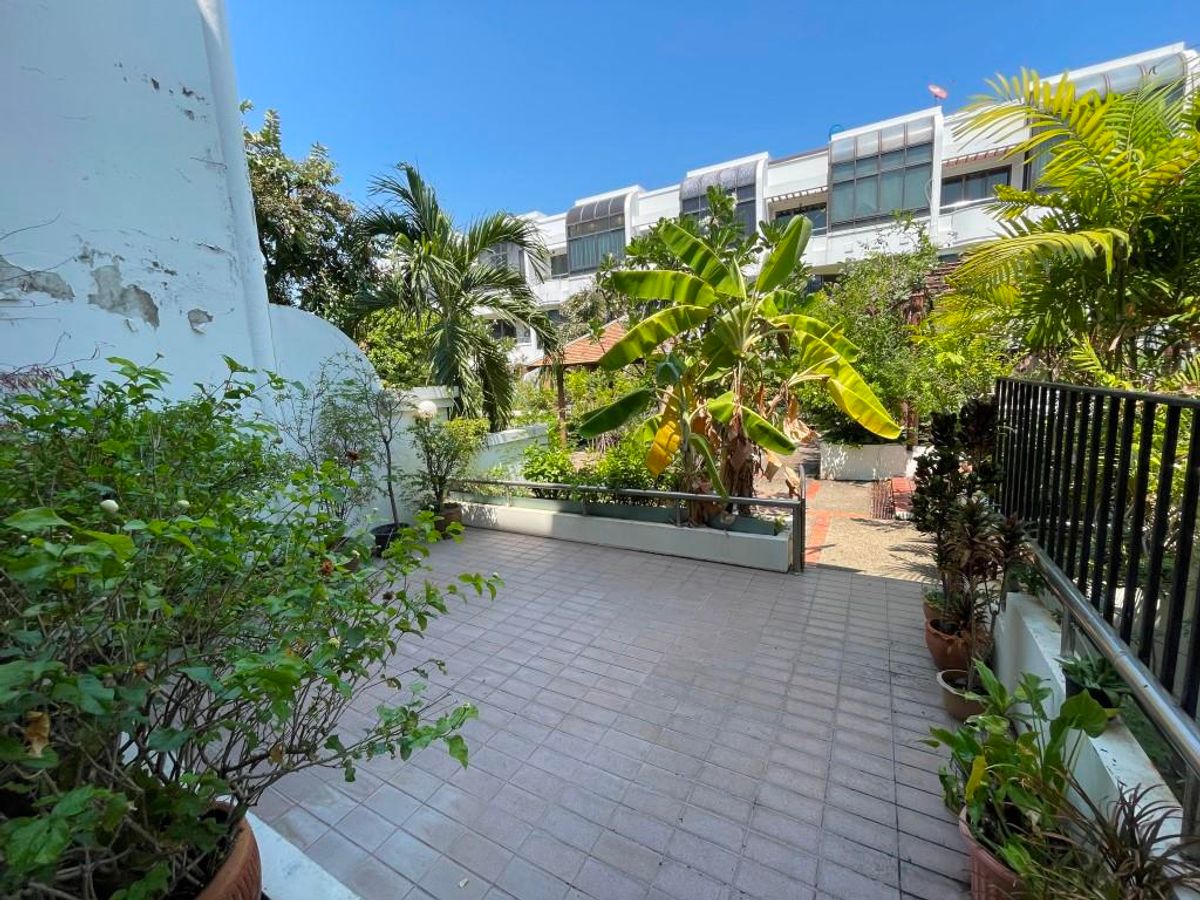 ขายทาวน์โฮมพระราม 3 สาธุประดิษฐ์ : ขาย ทาวน์โฮม หมู่บ้าน Garden house – ติดถนนนนทรี(ระหว่างซอย 26 – 28) – เนื้อที่ดิน 32 ตารางวา  พื้นที่ใช้สอยประมาณ 300-400 ตารางเมตร 4 ชั้น ขนาดประมาณ หน้ากว้าง 6.4 เมตร ลึก 20 เมตร 3 ห้องนอน 1ห้องทำงาน