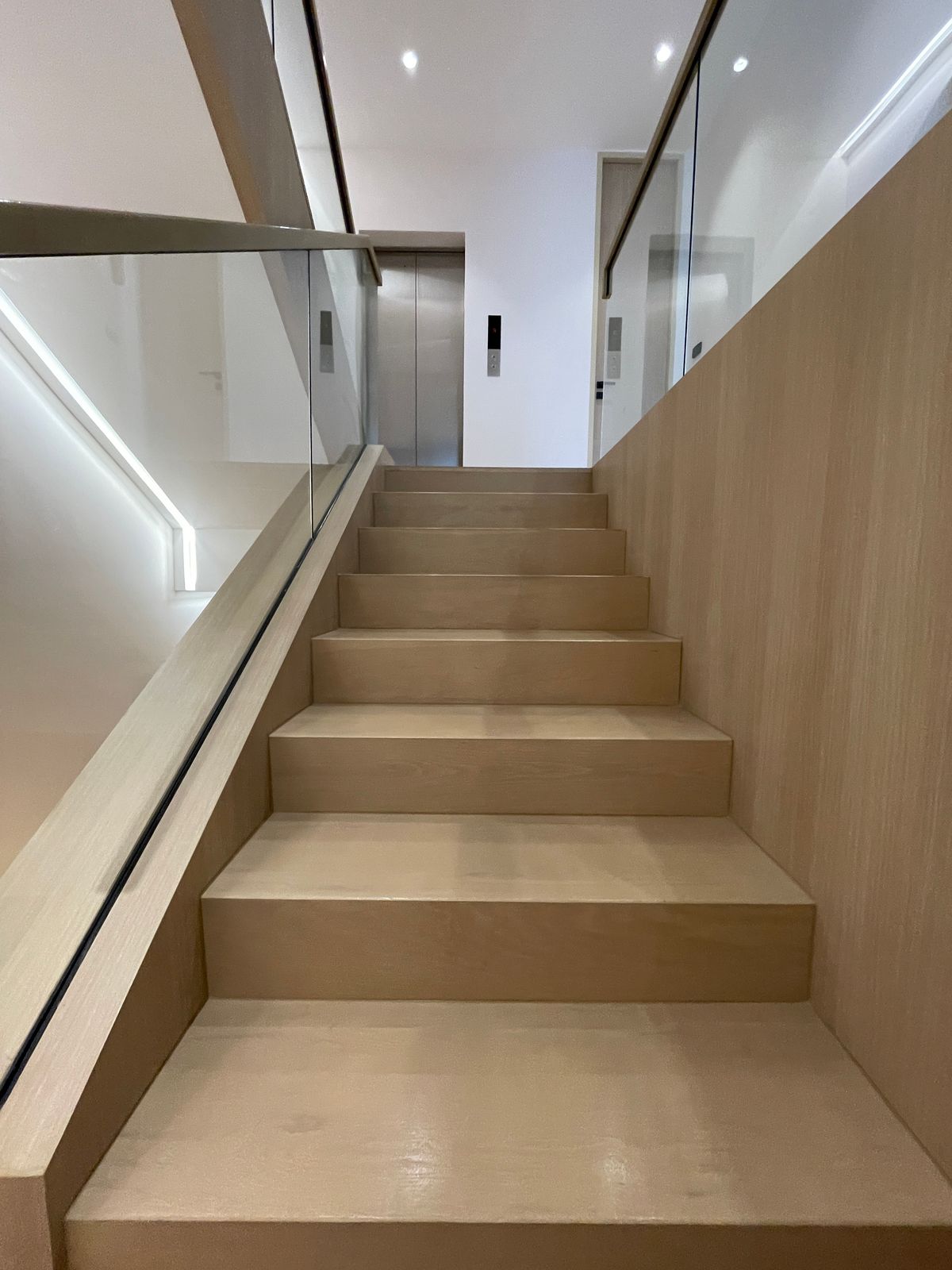 ขายบ้านอารีย์ อนุสาวรีย์ : ขายบ้านเดี่ยวหรูระดับSuper Luxury ใจกลางอารีย์ Vi Ari (วี อารีย์) ขนาด 3.5 ชั้น  มาพร้อมสระว่ายน้ำส่วนตัวและยิมในบ้าน โดดเด่นของดีไซน์ Double Volume ที่ให้ความรู้สึกโอ่โถง และความครบครันของ Facility ส่วนตัวสะดวกสบาย พร้อมระบบ Smart Home และความปลอดภัยสูง