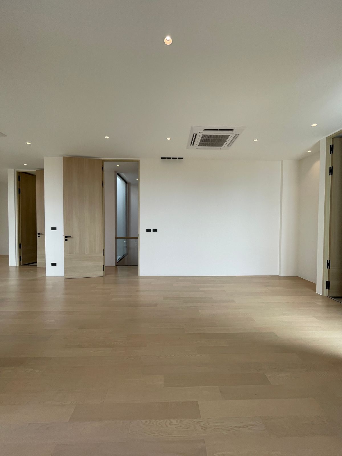 ขายบ้านอารีย์ อนุสาวรีย์ : ขายบ้านเดี่ยวหรูระดับSuper Luxury ใจกลางอารีย์ Vi Ari (วี อารีย์) ขนาด 3.5 ชั้น  มาพร้อมสระว่ายน้ำส่วนตัวและยิมในบ้าน โดดเด่นของดีไซน์ Double Volume ที่ให้ความรู้สึกโอ่โถง และความครบครันของ Facility ส่วนตัวสะดวกสบาย พร้อมระบบ Smart Home และความปลอดภัยสูง