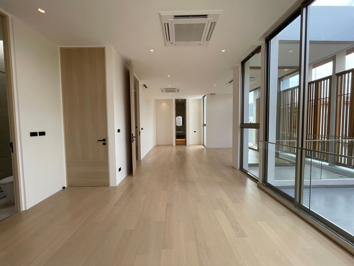 ขายบ้านอารีย์ อนุสาวรีย์ : ขายบ้านเดี่ยวหรูระดับSuper Luxury ใจกลางอารีย์ Vi Ari (วี อารีย์) ขนาด 3.5 ชั้น  มาพร้อมสระว่ายน้ำส่วนตัวและยิมในบ้าน โดดเด่นของดีไซน์ Double Volume ที่ให้ความรู้สึกโอ่โถง และความครบครันของ Facility ส่วนตัวสะดวกสบาย พร้อมระบบ Smart Home และความปลอดภัยสูง