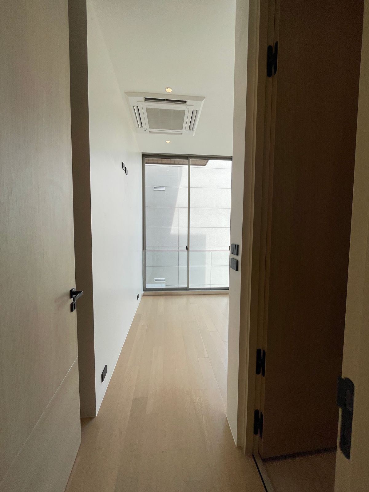 ขายบ้านอารีย์ อนุสาวรีย์ : ขายบ้านเดี่ยวหรูระดับSuper Luxury ใจกลางอารีย์ Vi Ari (วี อารีย์) ขนาด 3.5 ชั้น  มาพร้อมสระว่ายน้ำส่วนตัวและยิมในบ้าน โดดเด่นของดีไซน์ Double Volume ที่ให้ความรู้สึกโอ่โถง และความครบครันของ Facility ส่วนตัวสะดวกสบาย พร้อมระบบ Smart Home และความปลอดภัยสูง