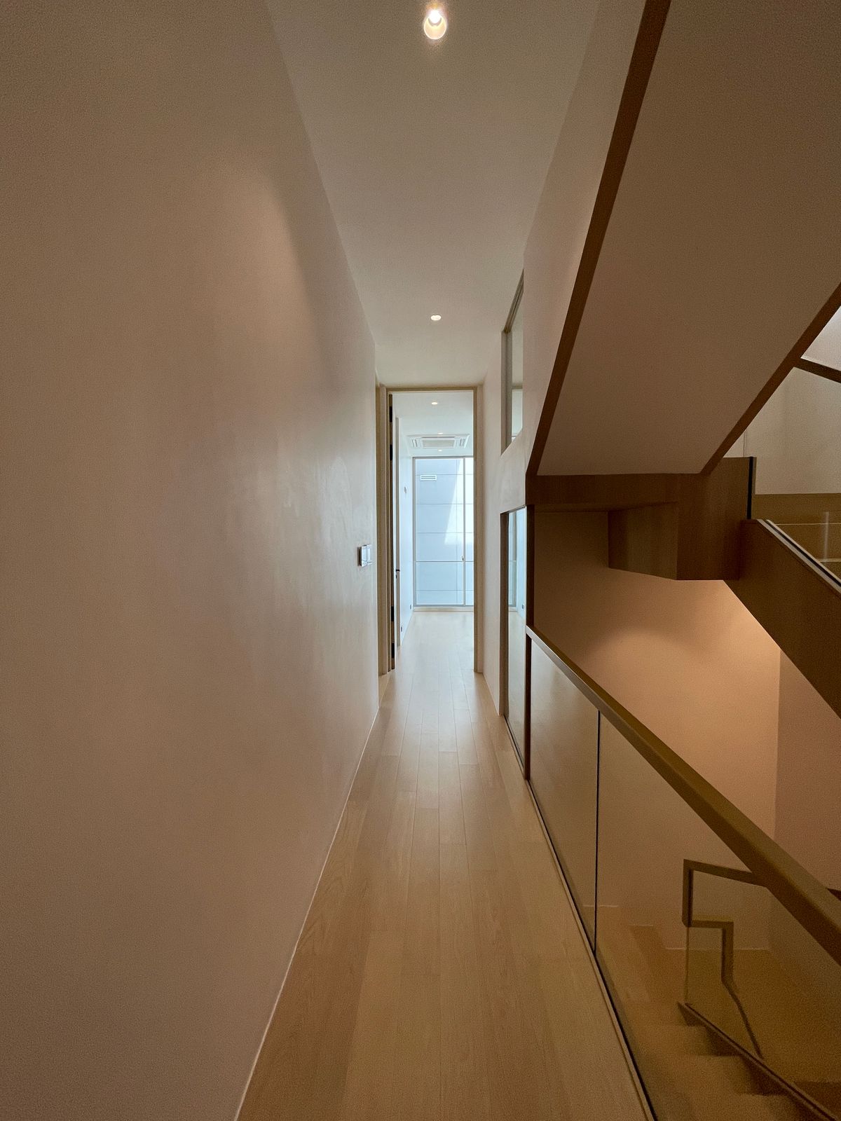 ขายบ้านอารีย์ อนุสาวรีย์ : ขายบ้านเดี่ยวหรูระดับSuper Luxury ใจกลางอารีย์ Vi Ari (วี อารีย์) ขนาด 3.5 ชั้น  มาพร้อมสระว่ายน้ำส่วนตัวและยิมในบ้าน โดดเด่นของดีไซน์ Double Volume ที่ให้ความรู้สึกโอ่โถง และความครบครันของ Facility ส่วนตัวสะดวกสบาย พร้อมระบบ Smart Home และความปลอดภัยสูง