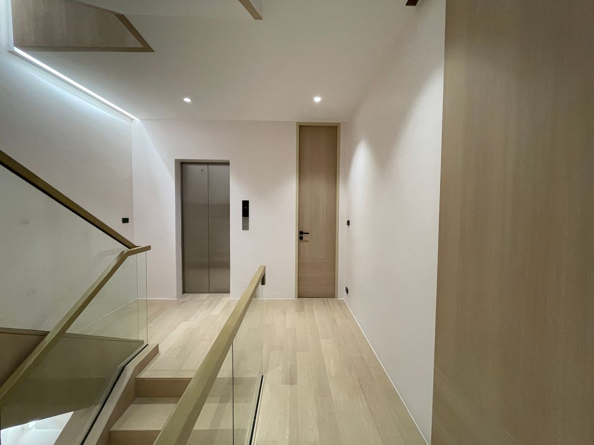 ขายบ้านอารีย์ อนุสาวรีย์ : ขายบ้านเดี่ยวหรูระดับSuper Luxury ใจกลางอารีย์ Vi Ari (วี อารีย์) ขนาด 3.5 ชั้น  มาพร้อมสระว่ายน้ำส่วนตัวและยิมในบ้าน โดดเด่นของดีไซน์ Double Volume ที่ให้ความรู้สึกโอ่โถง และความครบครันของ Facility ส่วนตัวสะดวกสบาย พร้อมระบบ Smart Home และความปลอดภัยสูง