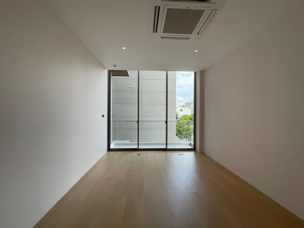 ขายบ้านอารีย์ อนุสาวรีย์ : ขายบ้านเดี่ยวหรูระดับSuper Luxury ใจกลางอารีย์ Vi Ari (วี อารีย์) ขนาด 3.5 ชั้น  มาพร้อมสระว่ายน้ำส่วนตัวและยิมในบ้าน โดดเด่นของดีไซน์ Double Volume ที่ให้ความรู้สึกโอ่โถง และความครบครันของ Facility ส่วนตัวสะดวกสบาย พร้อมระบบ Smart Home และความปลอดภัยสูง