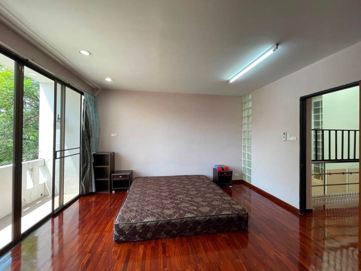 ขายทาวน์โฮมพระราม 3 สาธุประดิษฐ์ : ขาย ทาวน์โฮม หมู่บ้าน Garden house – ติดถนนนนทรี(ระหว่างซอย 26 – 28) – เนื้อที่ดิน 32 ตารางวา  พื้นที่ใช้สอยประมาณ 300-400 ตารางเมตร 4 ชั้น ขนาดประมาณ หน้ากว้าง 6.4 เมตร ลึก 20 เมตร 3 ห้องนอน 1ห้องทำงาน