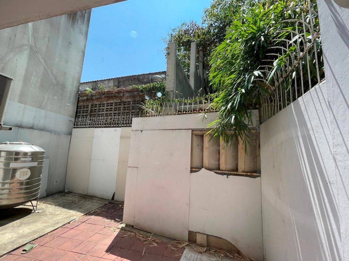 ขายทาวน์โฮมพระราม 3 สาธุประดิษฐ์ : ขาย ทาวน์โฮม หมู่บ้าน Garden house – ติดถนนนนทรี(ระหว่างซอย 26 – 28) – เนื้อที่ดิน 32 ตารางวา  พื้นที่ใช้สอยประมาณ 300-400 ตารางเมตร 4 ชั้น ขนาดประมาณ หน้ากว้าง 6.4 เมตร ลึก 20 เมตร 3 ห้องนอน 1ห้องทำงาน