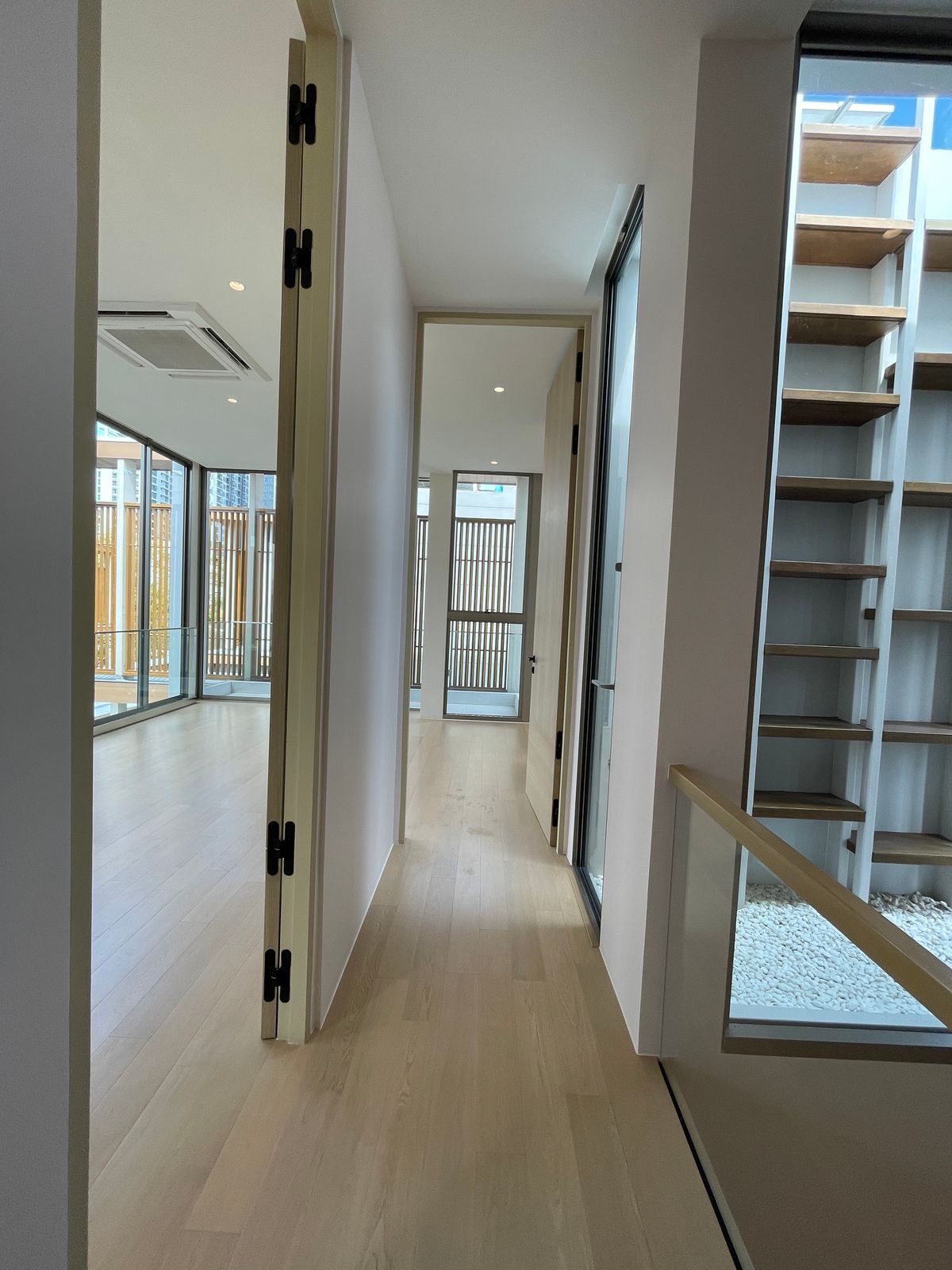 ขายบ้านอารีย์ อนุสาวรีย์ : ขายบ้านเดี่ยวหรูระดับSuper Luxury ใจกลางอารีย์ Vi Ari (วี อารีย์) ขนาด 3.5 ชั้น  มาพร้อมสระว่ายน้ำส่วนตัวและยิมในบ้าน โดดเด่นของดีไซน์ Double Volume ที่ให้ความรู้สึกโอ่โถง และความครบครันของ Facility ส่วนตัวสะดวกสบาย พร้อมระบบ Smart Home และความปลอดภัยสูง