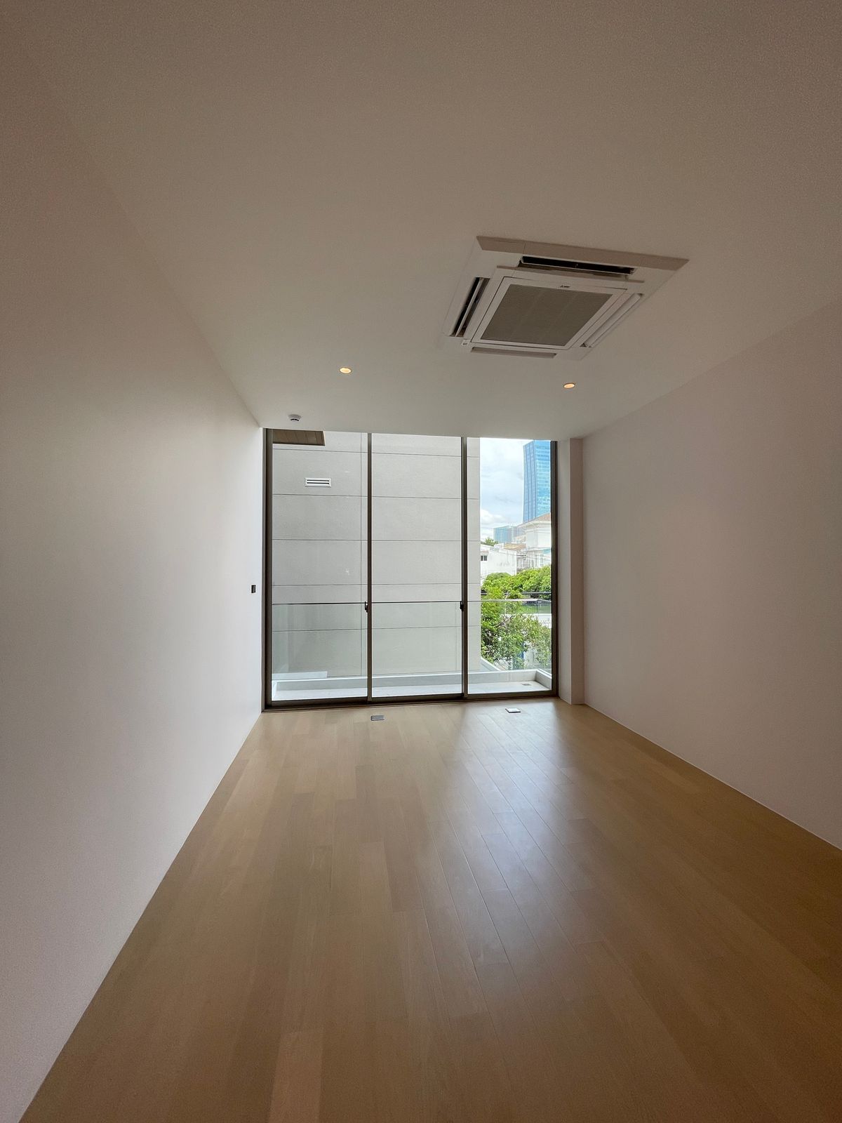 ขายบ้านอารีย์ อนุสาวรีย์ : ขายบ้านเดี่ยวหรูระดับSuper Luxury ใจกลางอารีย์ Vi Ari (วี อารีย์) ขนาด 3.5 ชั้น  มาพร้อมสระว่ายน้ำส่วนตัวและยิมในบ้าน โดดเด่นของดีไซน์ Double Volume ที่ให้ความรู้สึกโอ่โถง และความครบครันของ Facility ส่วนตัวสะดวกสบาย พร้อมระบบ Smart Home และความปลอดภัยสูง