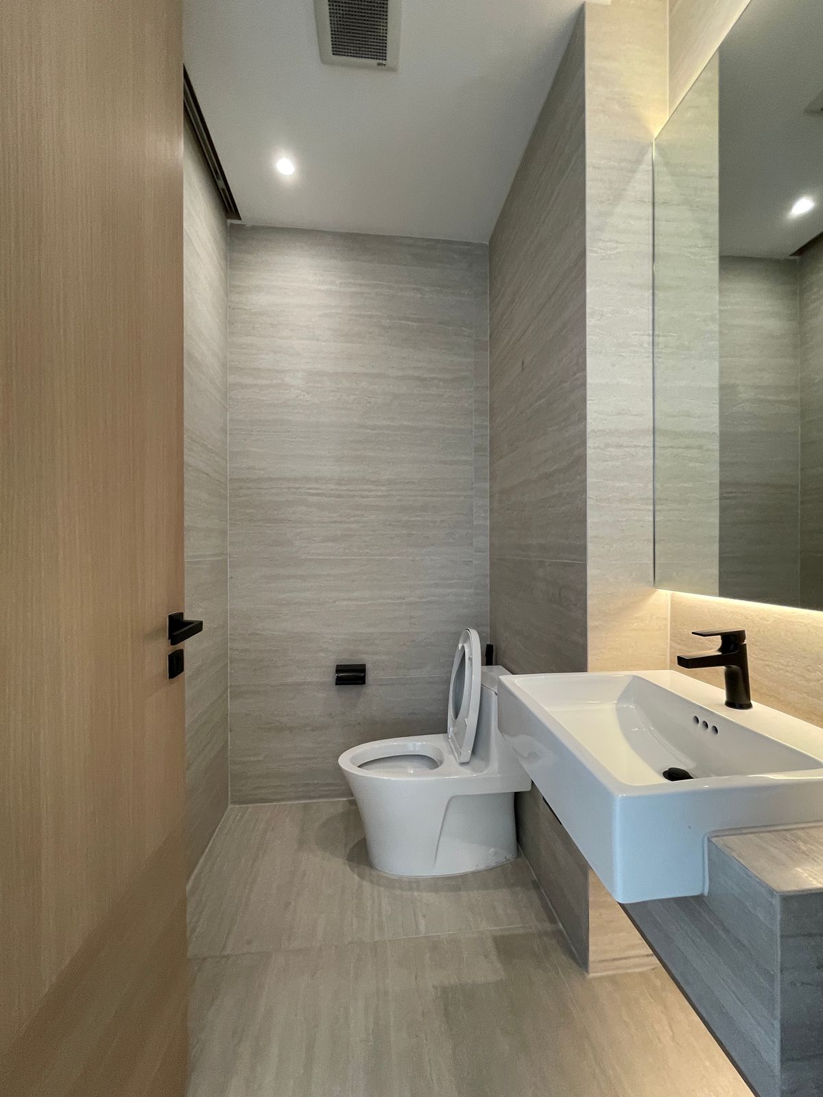 ขายบ้านอารีย์ อนุสาวรีย์ : ขายบ้านเดี่ยวหรูระดับSuper Luxury ใจกลางอารีย์ Vi Ari (วี อารีย์) ขนาด 3.5 ชั้น  มาพร้อมสระว่ายน้ำส่วนตัวและยิมในบ้าน โดดเด่นของดีไซน์ Double Volume ที่ให้ความรู้สึกโอ่โถง และความครบครันของ Facility ส่วนตัวสะดวกสบาย พร้อมระบบ Smart Home และความปลอดภัยสูง