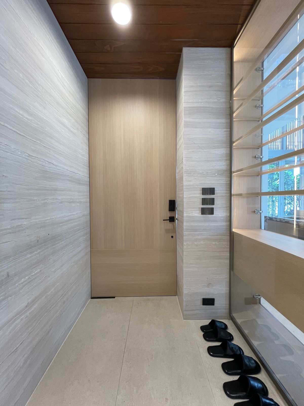 ขายบ้านอารีย์ อนุสาวรีย์ : ขายบ้านเดี่ยวหรูระดับSuper Luxury ใจกลางอารีย์ Vi Ari (วี อารีย์) ขนาด 3.5 ชั้น  มาพร้อมสระว่ายน้ำส่วนตัวและยิมในบ้าน โดดเด่นของดีไซน์ Double Volume ที่ให้ความรู้สึกโอ่โถง และความครบครันของ Facility ส่วนตัวสะดวกสบาย พร้อมระบบ Smart Home และความปลอดภัยสูง