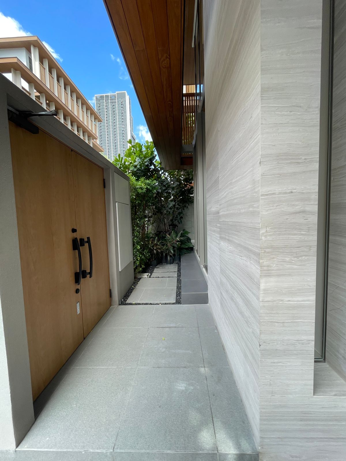 ขายบ้านอารีย์ อนุสาวรีย์ : ขายบ้านเดี่ยวหรูระดับSuper Luxury ใจกลางอารีย์ Vi Ari (วี อารีย์) ขนาด 3.5 ชั้น  มาพร้อมสระว่ายน้ำส่วนตัวและยิมในบ้าน โดดเด่นของดีไซน์ Double Volume ที่ให้ความรู้สึกโอ่โถง และความครบครันของ Facility ส่วนตัวสะดวกสบาย พร้อมระบบ Smart Home และความปลอดภัยสูง