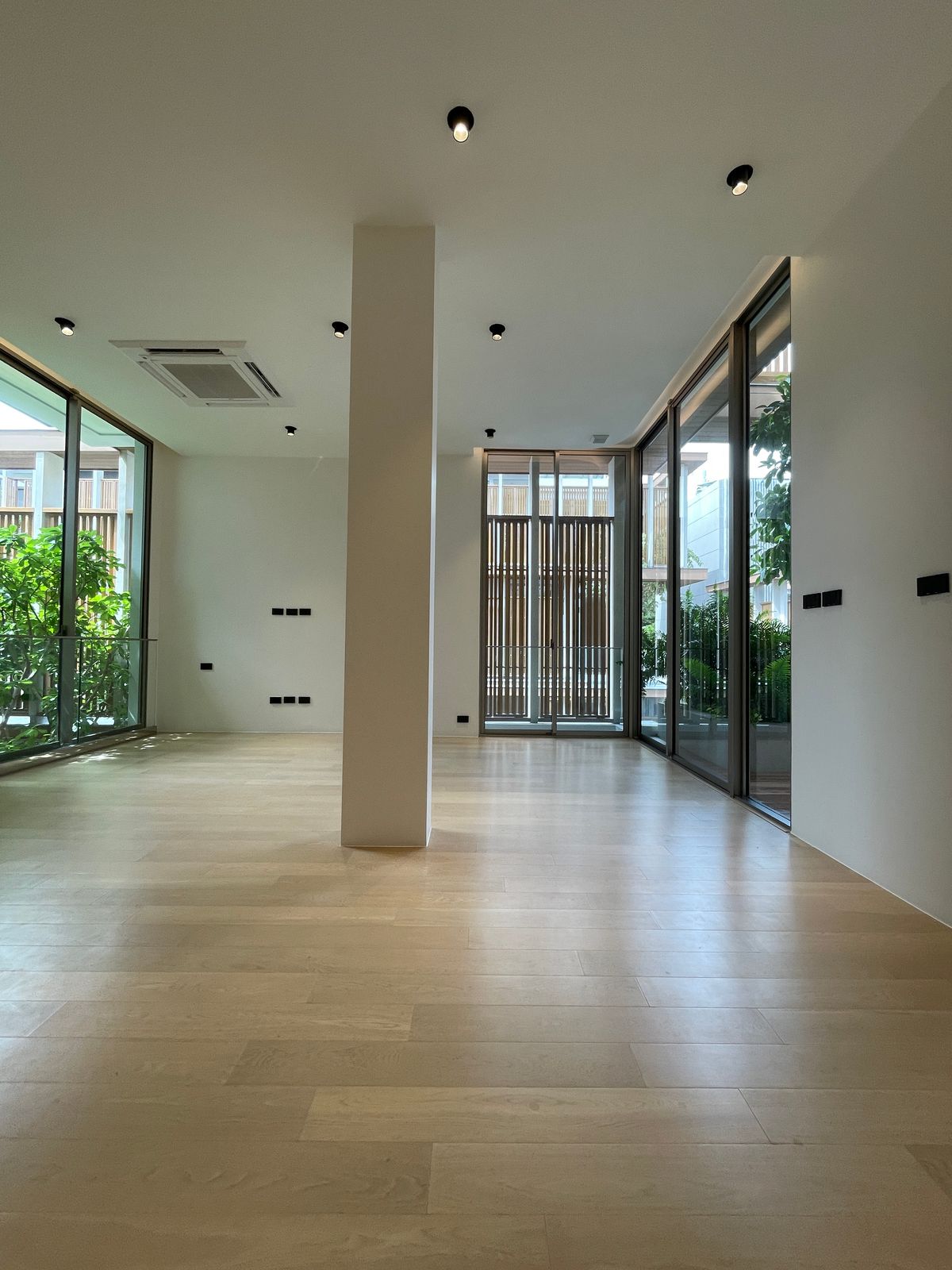 ขายบ้านอารีย์ อนุสาวรีย์ : ขายบ้านเดี่ยวหรูระดับSuper Luxury ใจกลางอารีย์ Vi Ari (วี อารีย์) ขนาด 3.5 ชั้น  มาพร้อมสระว่ายน้ำส่วนตัวและยิมในบ้าน โดดเด่นของดีไซน์ Double Volume ที่ให้ความรู้สึกโอ่โถง และความครบครันของ Facility ส่วนตัวสะดวกสบาย พร้อมระบบ Smart Home และความปลอดภัยสูง