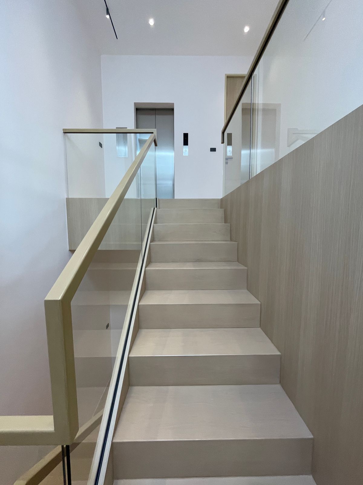 ขายบ้านอารีย์ อนุสาวรีย์ : ขายบ้านเดี่ยวหรูระดับSuper Luxury ใจกลางอารีย์ Vi Ari (วี อารีย์) ขนาด 3.5 ชั้น  มาพร้อมสระว่ายน้ำส่วนตัวและยิมในบ้าน โดดเด่นของดีไซน์ Double Volume ที่ให้ความรู้สึกโอ่โถง และความครบครันของ Facility ส่วนตัวสะดวกสบาย พร้อมระบบ Smart Home และความปลอดภัยสูง