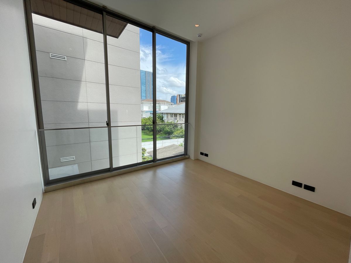 ขายบ้านอารีย์ อนุสาวรีย์ : ขายบ้านเดี่ยวหรูระดับSuper Luxury ใจกลางอารีย์ Vi Ari (วี อารีย์) ขนาด 3.5 ชั้น  มาพร้อมสระว่ายน้ำส่วนตัวและยิมในบ้าน โดดเด่นของดีไซน์ Double Volume ที่ให้ความรู้สึกโอ่โถง และความครบครันของ Facility ส่วนตัวสะดวกสบาย พร้อมระบบ Smart Home และความปลอดภัยสูง