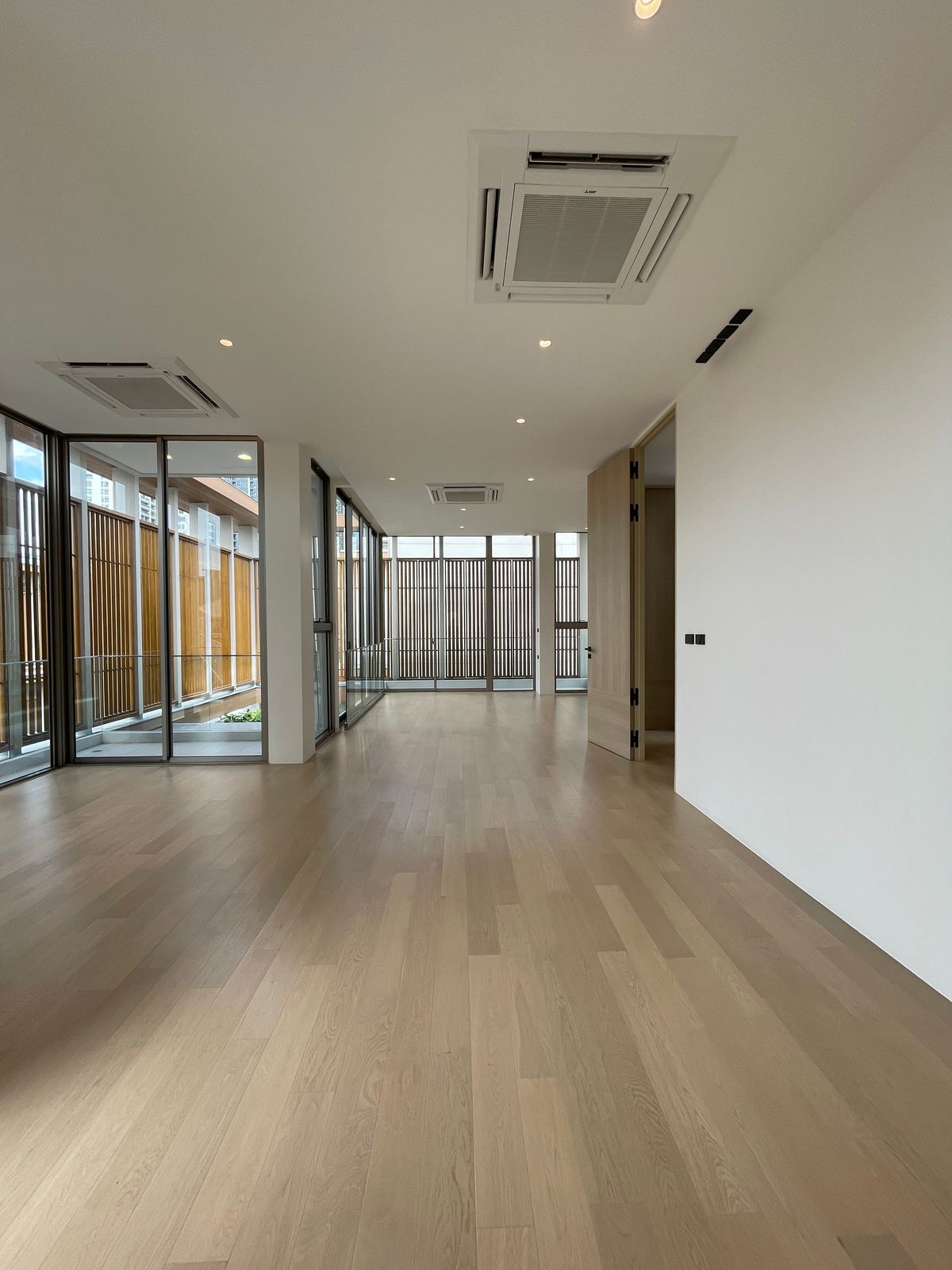 ขายบ้านอารีย์ อนุสาวรีย์ : ขายบ้านเดี่ยวหรูระดับSuper Luxury ใจกลางอารีย์ Vi Ari (วี อารีย์) ขนาด 3.5 ชั้น  มาพร้อมสระว่ายน้ำส่วนตัวและยิมในบ้าน โดดเด่นของดีไซน์ Double Volume ที่ให้ความรู้สึกโอ่โถง และความครบครันของ Facility ส่วนตัวสะดวกสบาย พร้อมระบบ Smart Home และความปลอดภัยสูง