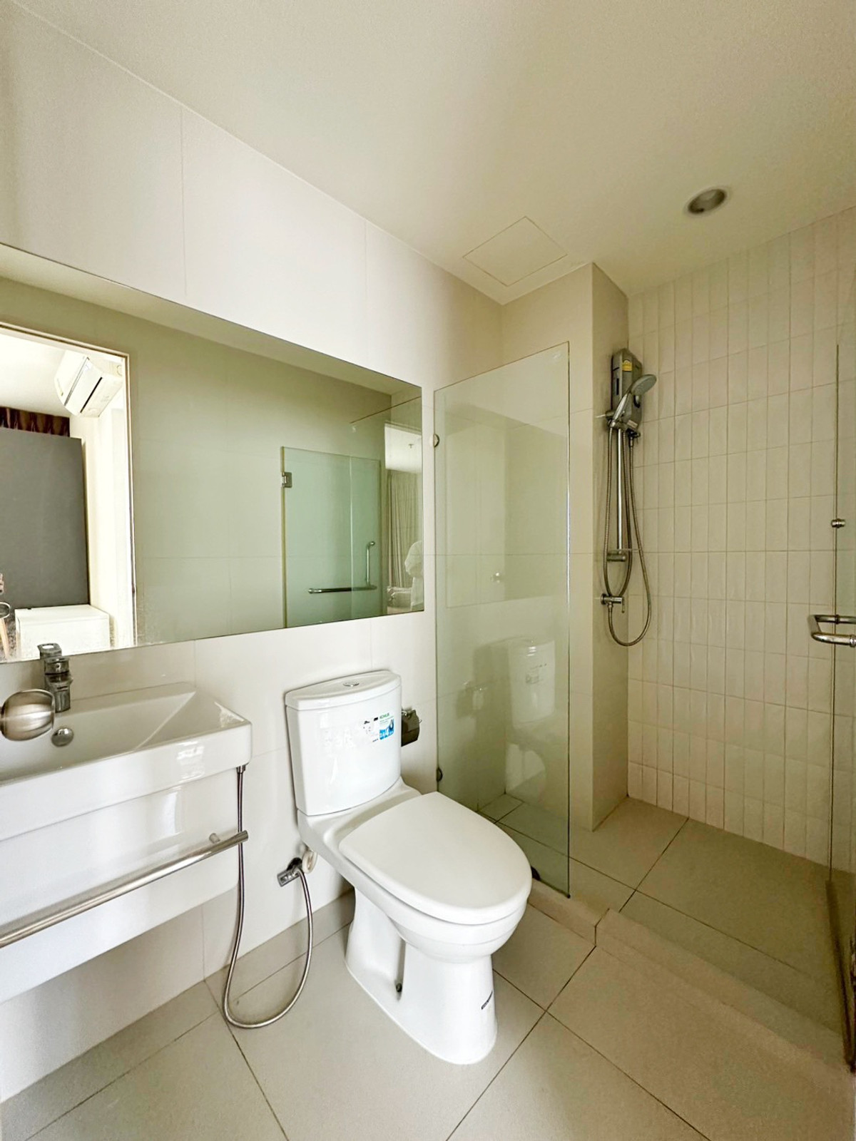 For RentCondoRama9, Petchburi, RCA : Life Asoke, a popular condo attached to MRT Phetchaburi - complete with carrying the bag! 