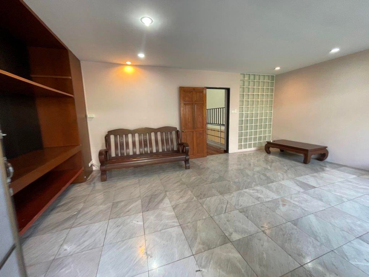 ขายทาวน์โฮมพระราม 3 สาธุประดิษฐ์ : ขาย ทาวน์โฮม หมู่บ้าน Garden house – ติดถนนนนทรี(ระหว่างซอย 26 – 28) – เนื้อที่ดิน 32 ตารางวา  พื้นที่ใช้สอยประมาณ 300-400 ตารางเมตร 4 ชั้น ขนาดประมาณ หน้ากว้าง 6.4 เมตร ลึก 20 เมตร 3 ห้องนอน 1ห้องทำงาน