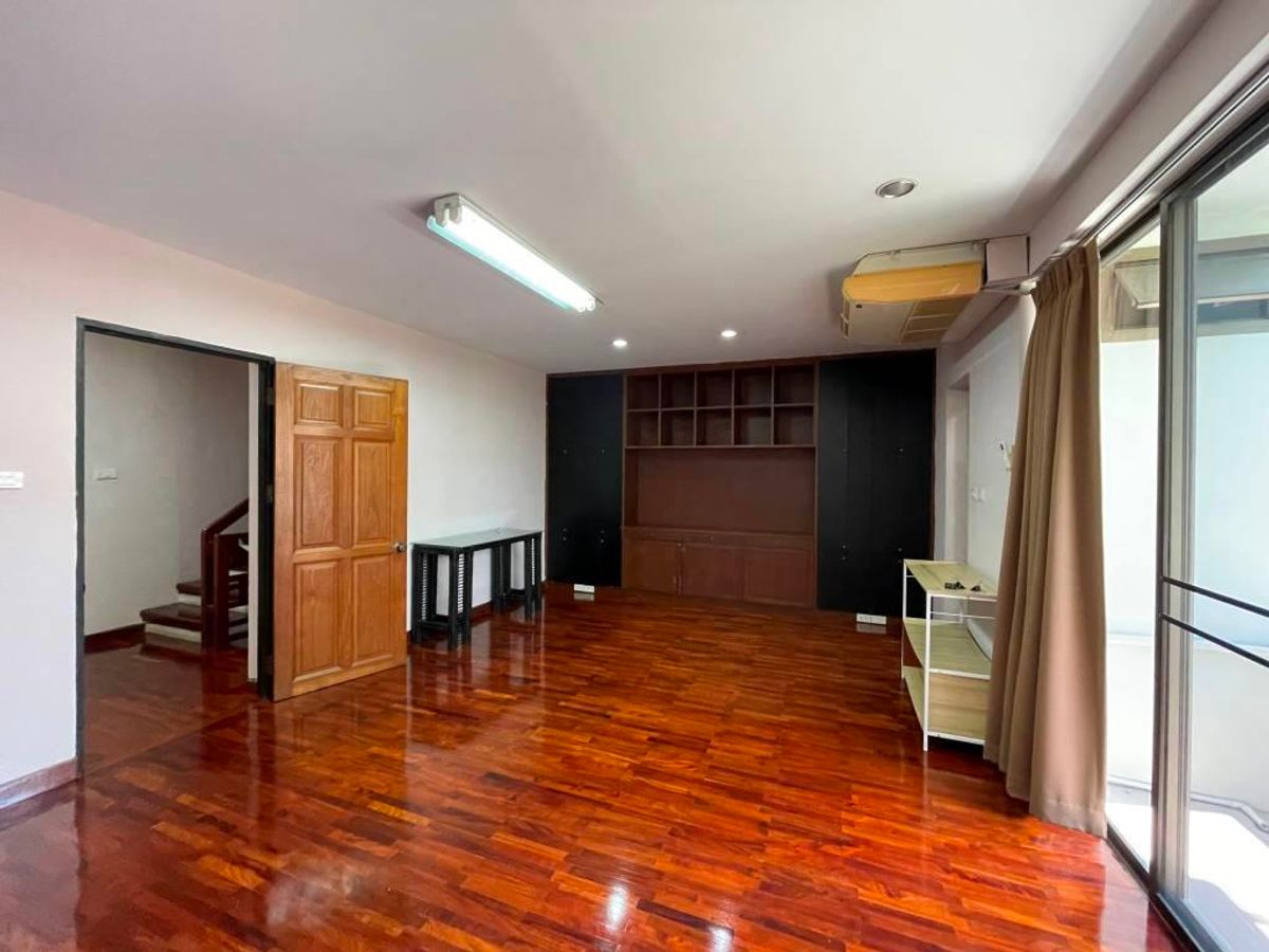 ขายทาวน์โฮมพระราม 3 สาธุประดิษฐ์ : ขาย ทาวน์โฮม หมู่บ้าน Garden house – ติดถนนนนทรี(ระหว่างซอย 26 – 28) – เนื้อที่ดิน 32 ตารางวา  พื้นที่ใช้สอยประมาณ 300-400 ตารางเมตร 4 ชั้น ขนาดประมาณ หน้ากว้าง 6.4 เมตร ลึก 20 เมตร 3 ห้องนอน 1ห้องทำงาน