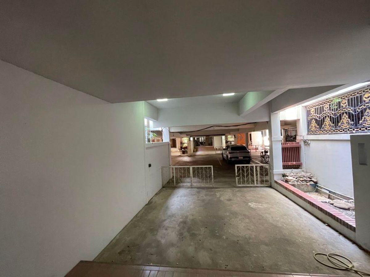 ขายทาวน์โฮมพระราม 3 สาธุประดิษฐ์ : ขาย ทาวน์โฮม หมู่บ้าน Garden house – ติดถนนนนทรี(ระหว่างซอย 26 – 28) – เนื้อที่ดิน 32 ตารางวา  พื้นที่ใช้สอยประมาณ 300-400 ตารางเมตร 4 ชั้น ขนาดประมาณ หน้ากว้าง 6.4 เมตร ลึก 20 เมตร 3 ห้องนอน 1ห้องทำงาน