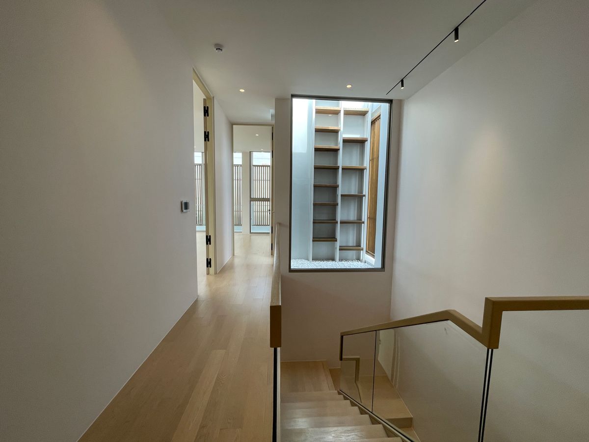 ขายบ้านอารีย์ อนุสาวรีย์ : ขายบ้านเดี่ยวหรูระดับSuper Luxury ใจกลางอารีย์ Vi Ari (วี อารีย์) ขนาด 3.5 ชั้น  มาพร้อมสระว่ายน้ำส่วนตัวและยิมในบ้าน โดดเด่นของดีไซน์ Double Volume ที่ให้ความรู้สึกโอ่โถง และความครบครันของ Facility ส่วนตัวสะดวกสบาย พร้อมระบบ Smart Home และความปลอดภัยสูง